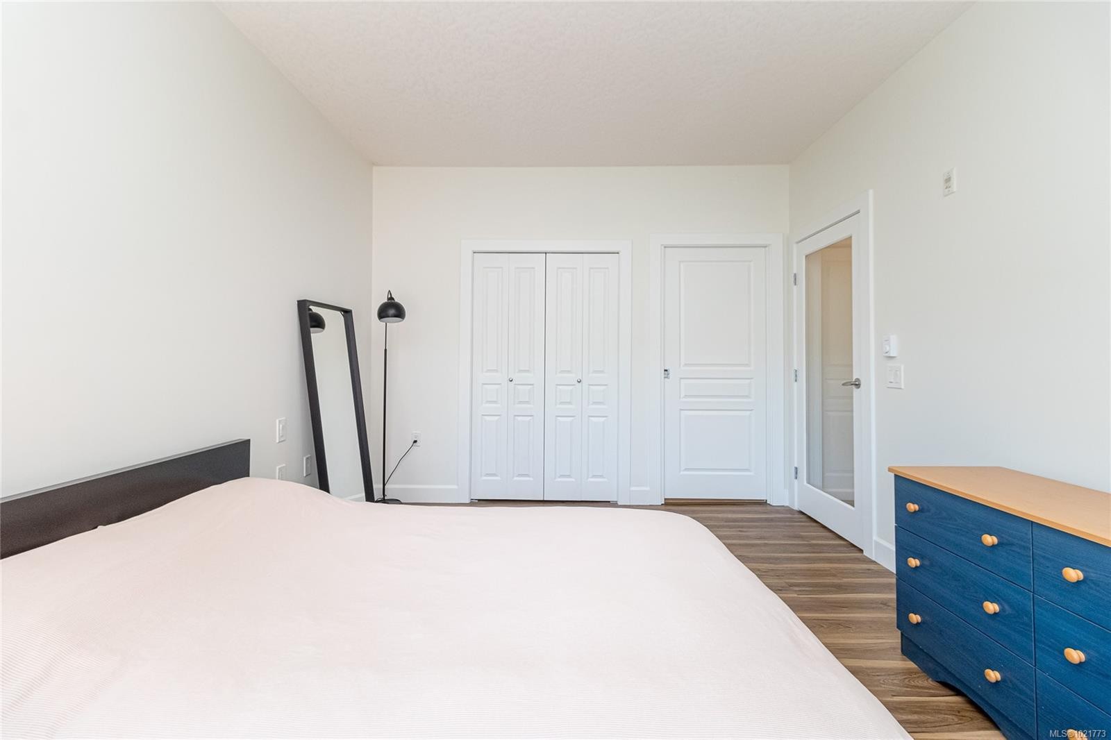 408-870 Short St, Saanich, BC - Indoor Photo Showing Bedroom