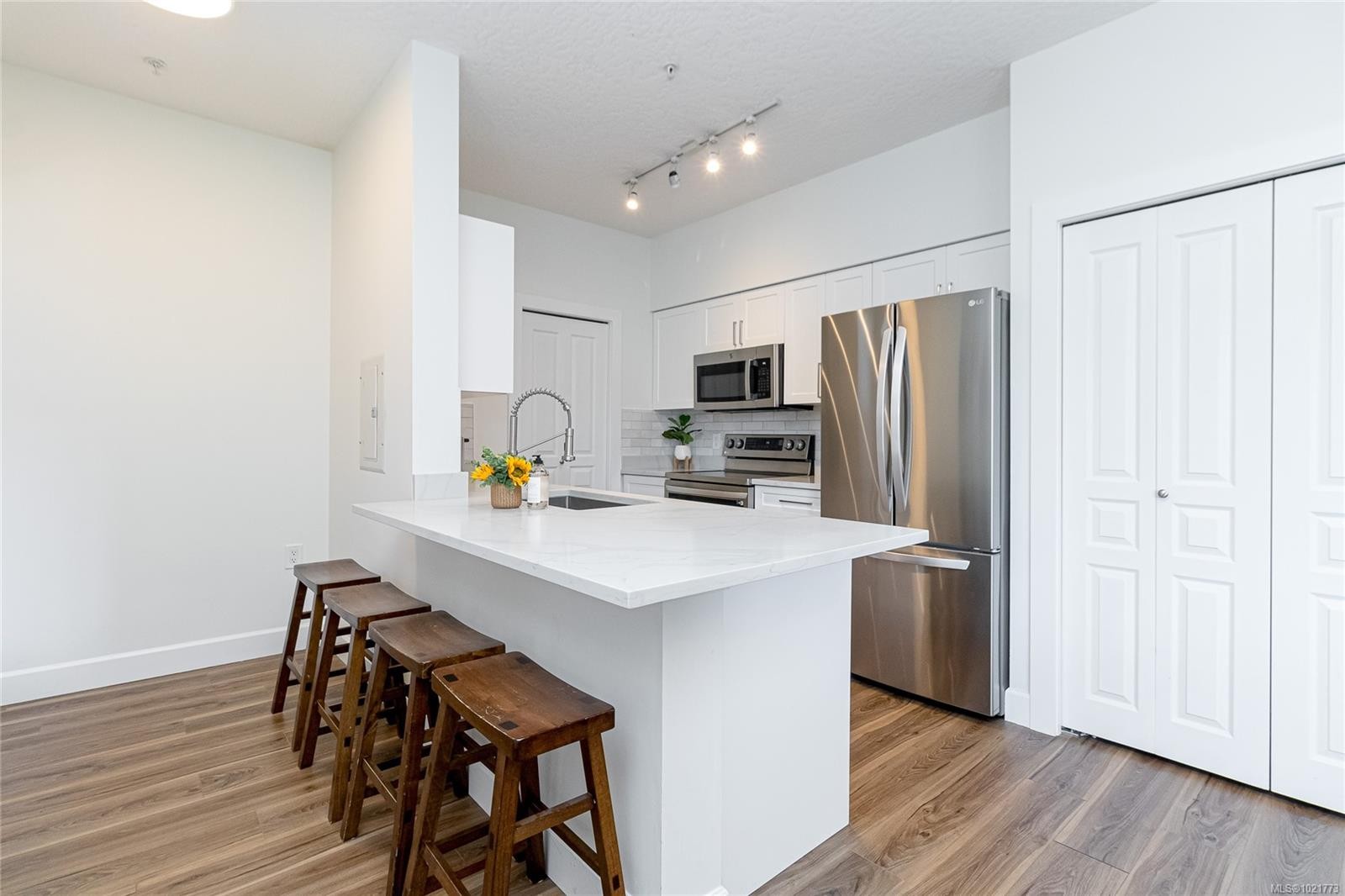 408-870 Short St, Saanich, BC - Indoor Photo Showing Kitchen