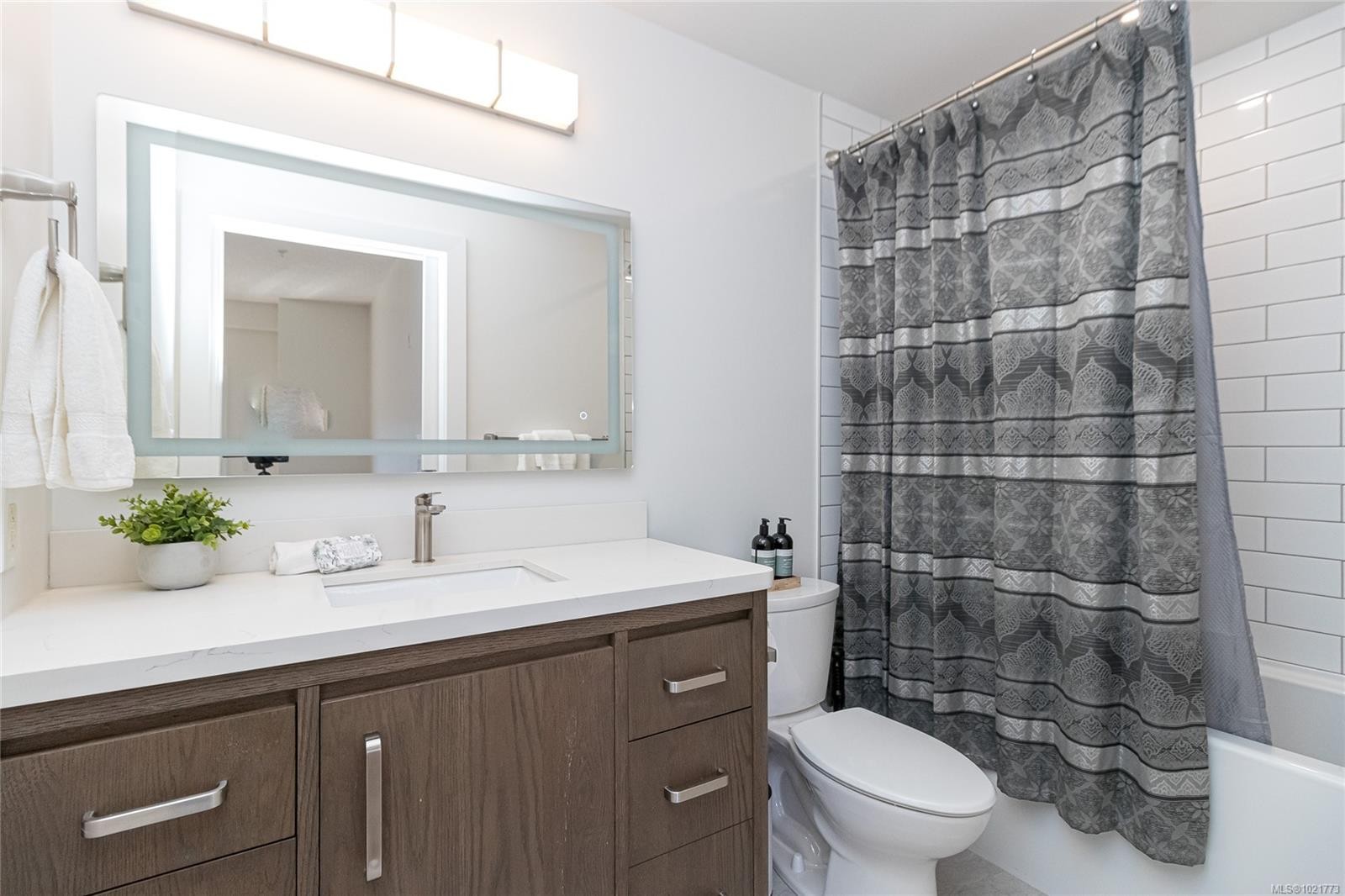408-870 Short St, Saanich, BC - Indoor Photo Showing Bathroom