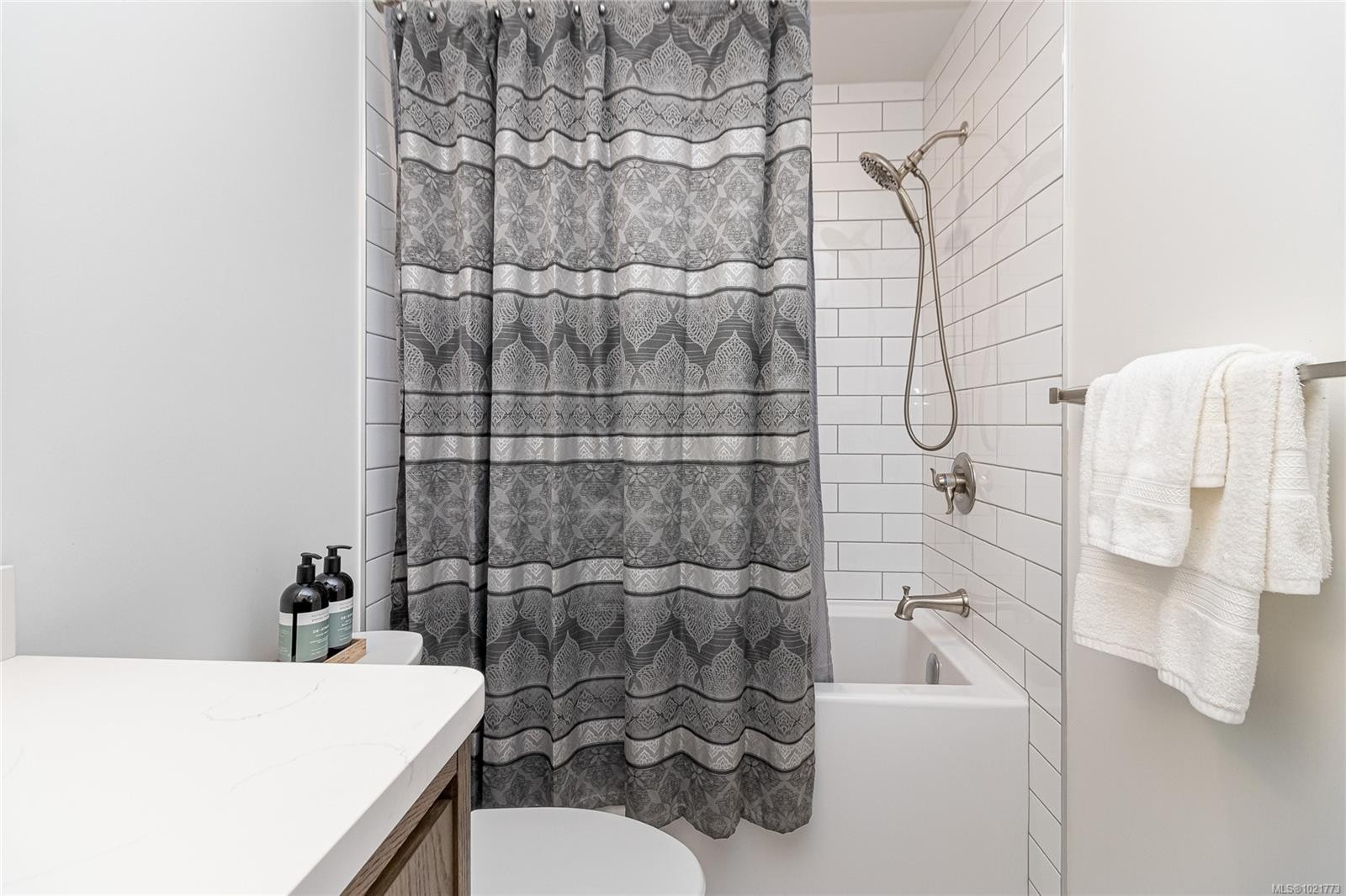 408-870 Short St, Saanich, BC - Indoor Photo Showing Bathroom