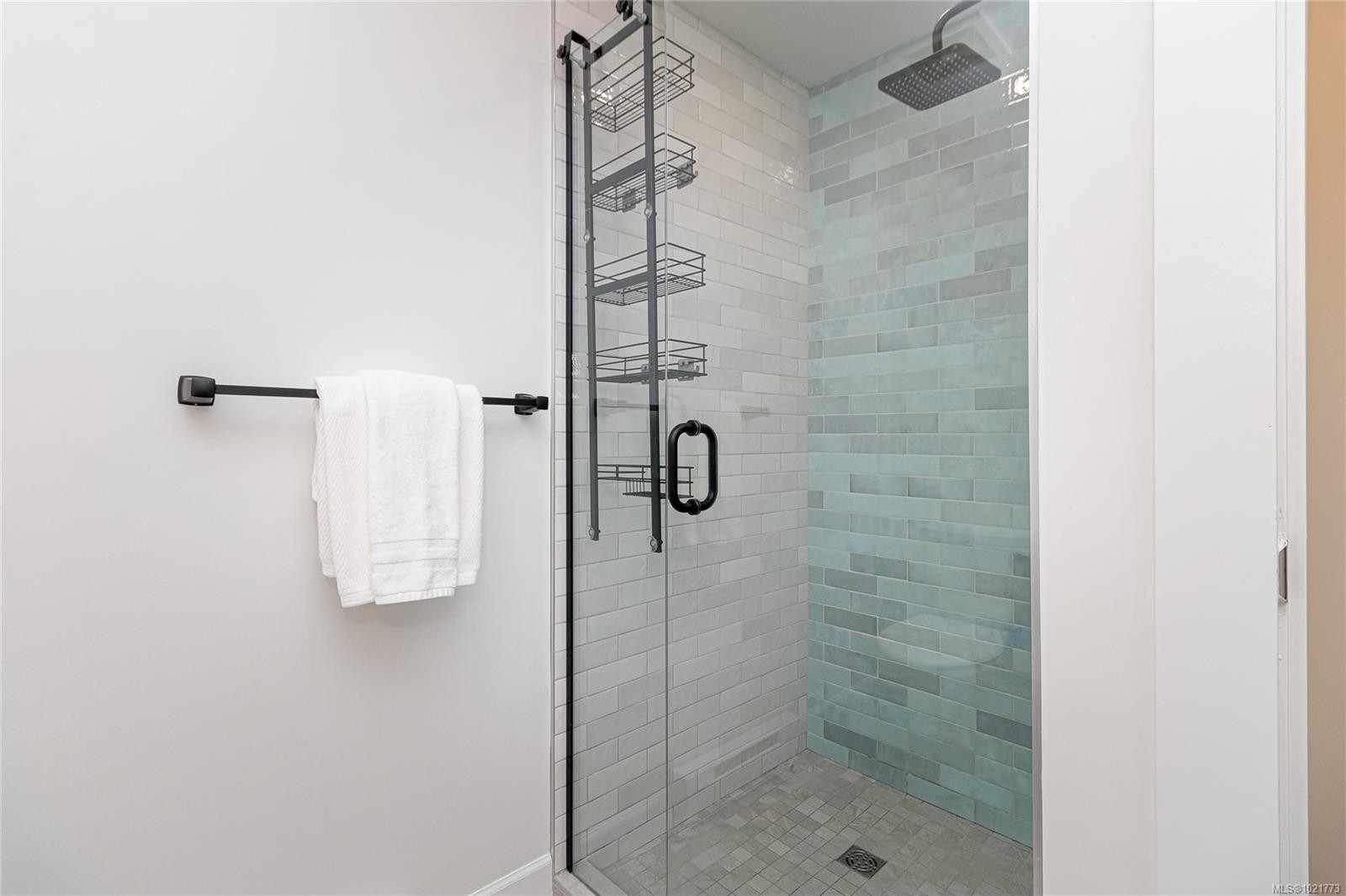 408-870 Short St, Saanich, BC - Indoor Photo Showing Bathroom