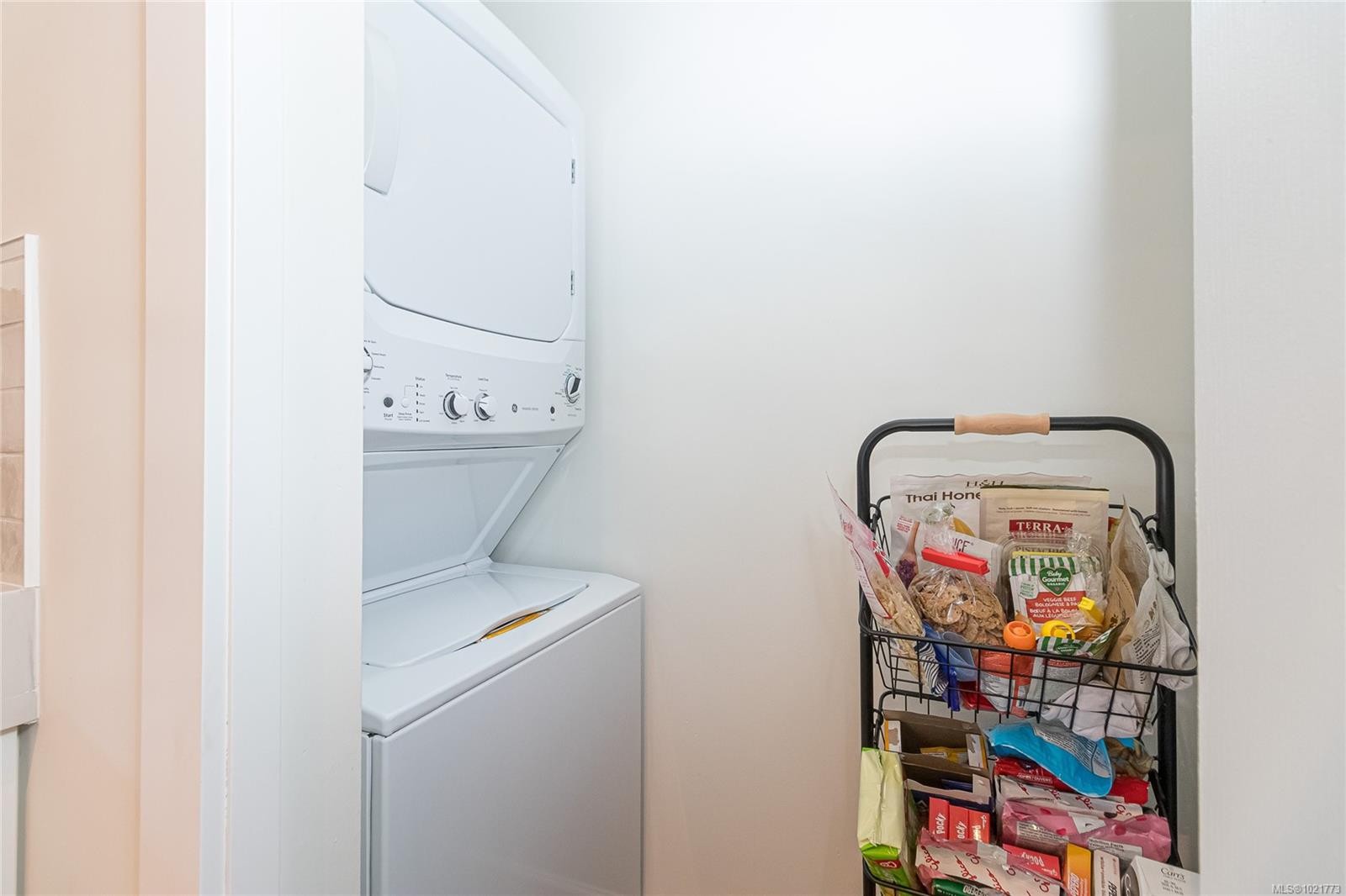 408-870 Short St, Saanich, BC - Indoor Photo Showing Laundry Room