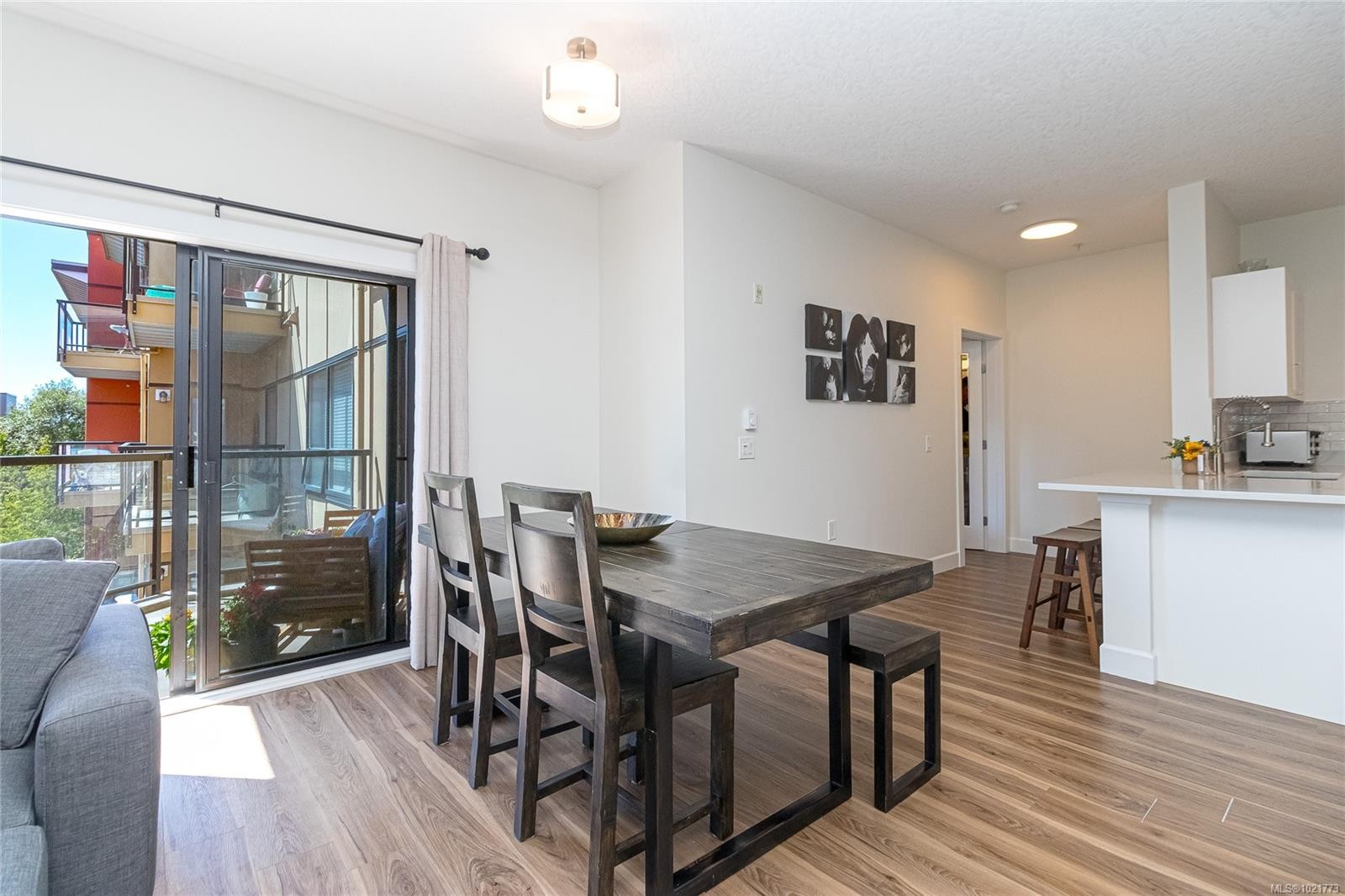 408-870 Short St, Saanich, BC - Indoor Photo Showing Dining Room