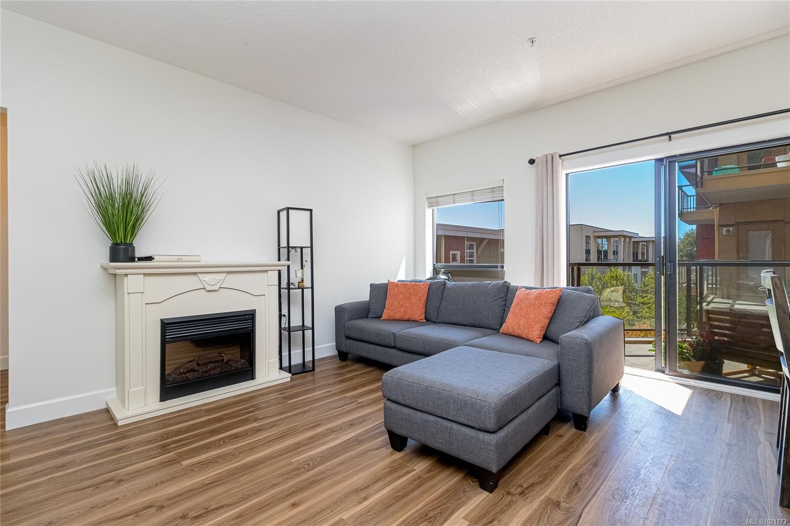 408-870 Short St, Saanich, BC - Indoor Photo Showing Living Room With Fireplace