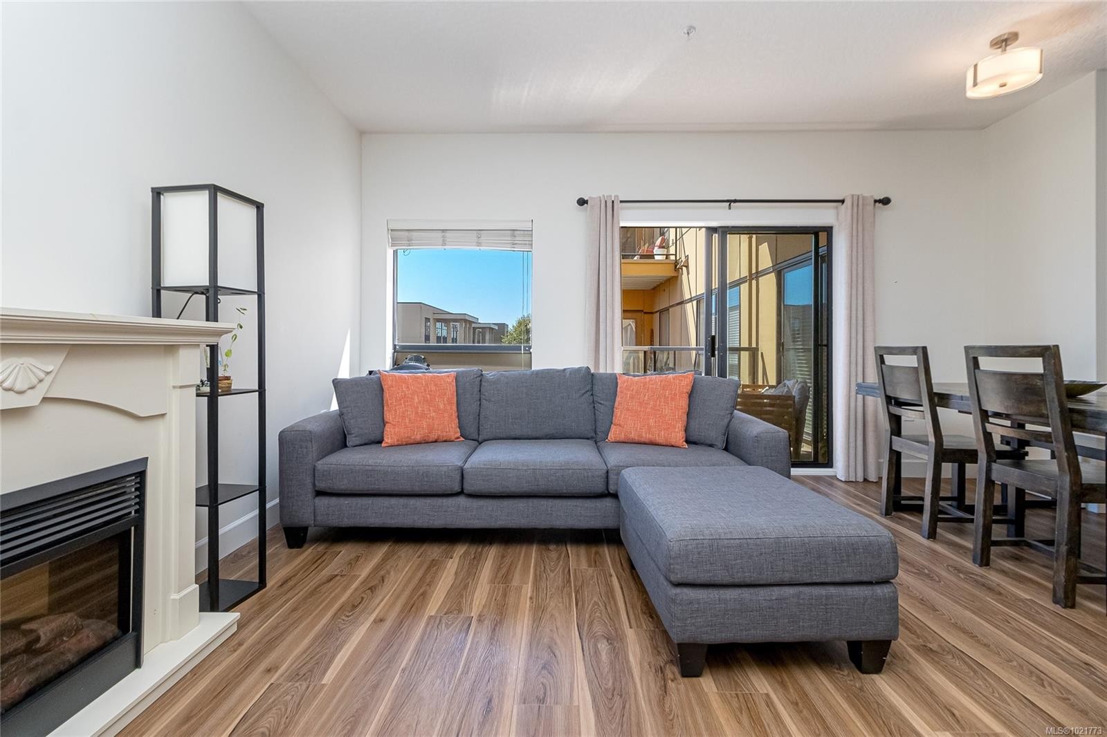 408-870 Short St, Saanich, BC - Indoor Photo Showing Living Room With Fireplace
