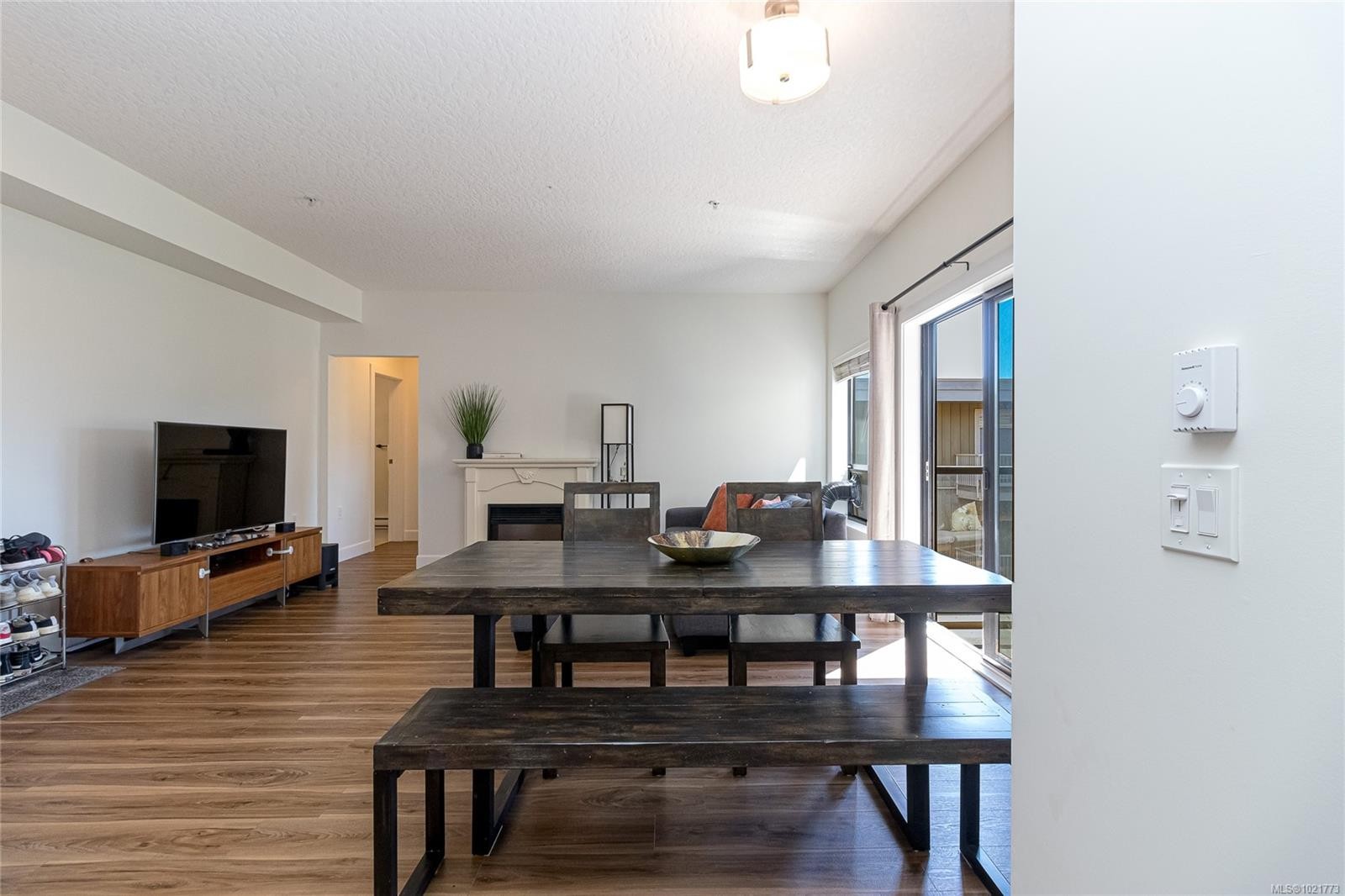 408-870 Short St, Saanich, BC - Indoor