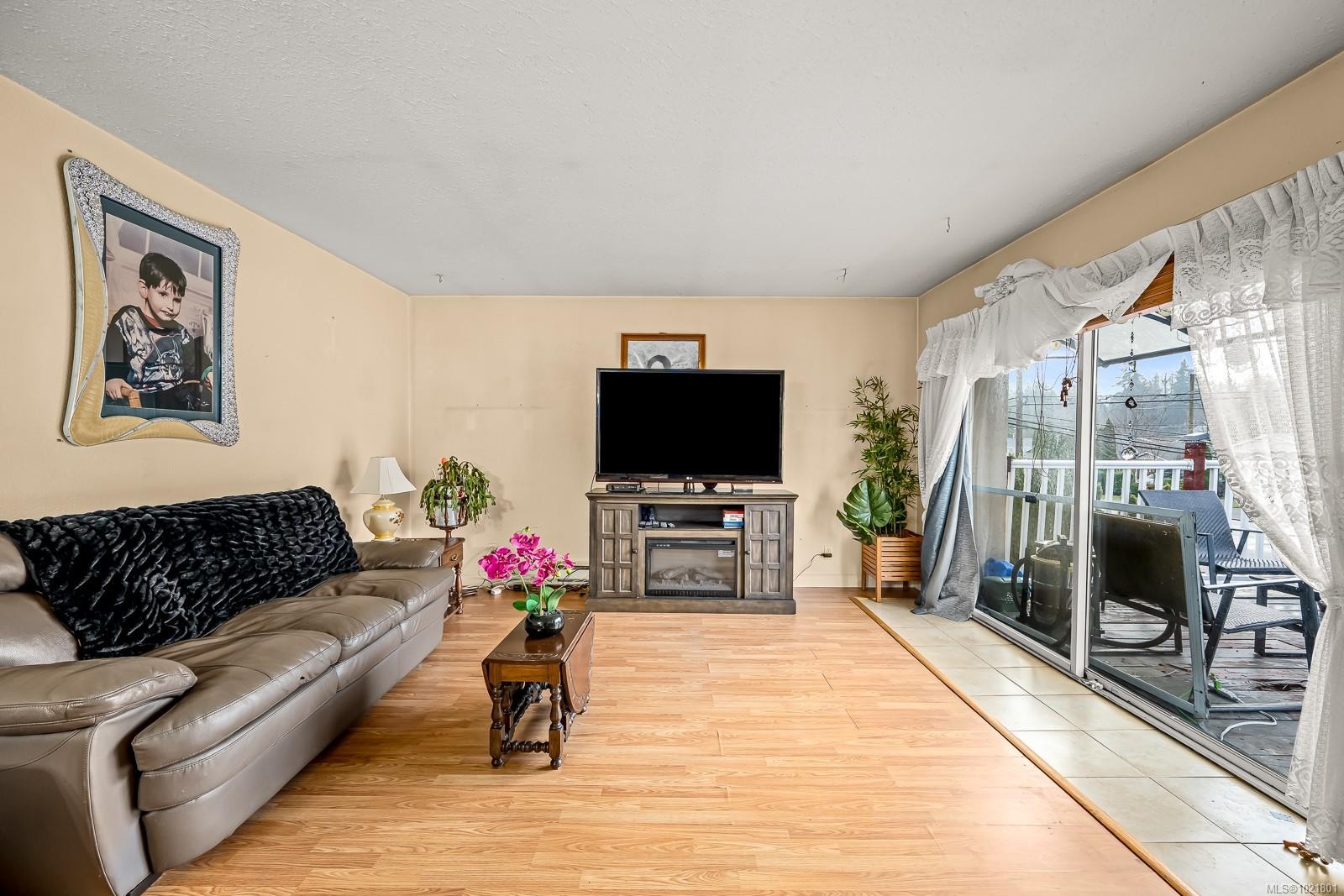 2316B Willemar Ave, Courtenay, BC - Indoor Photo Showing Living Room