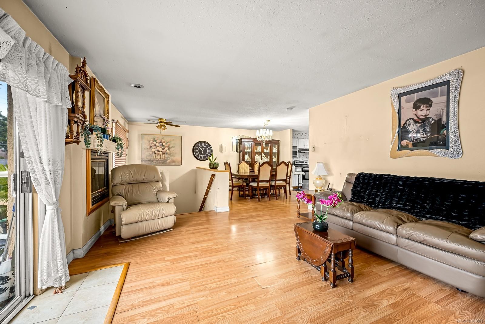 2316B Willemar Ave, Courtenay, BC - Indoor Photo Showing Living Room