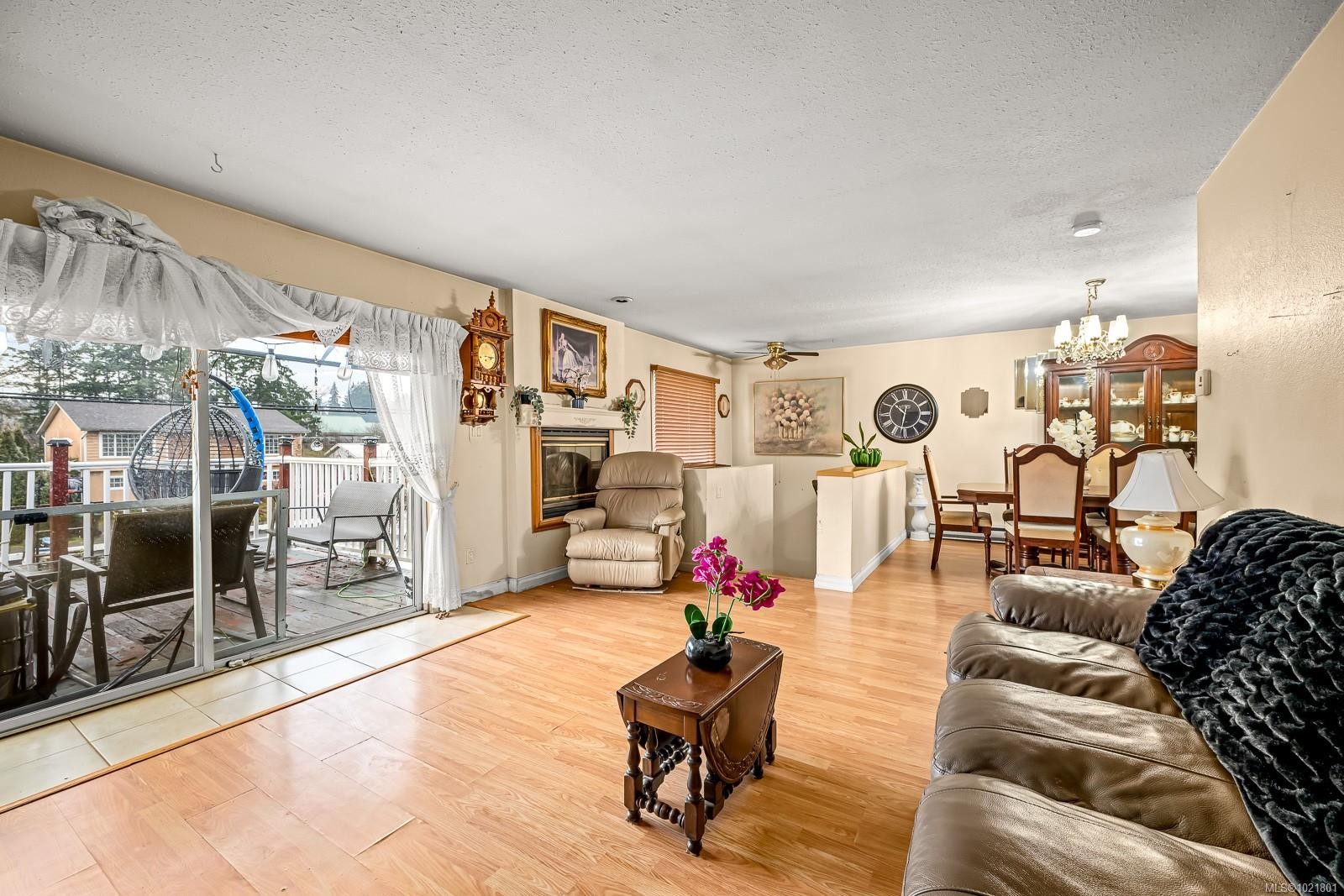 2316B Willemar Ave, Courtenay, BC - Indoor Photo Showing Living Room