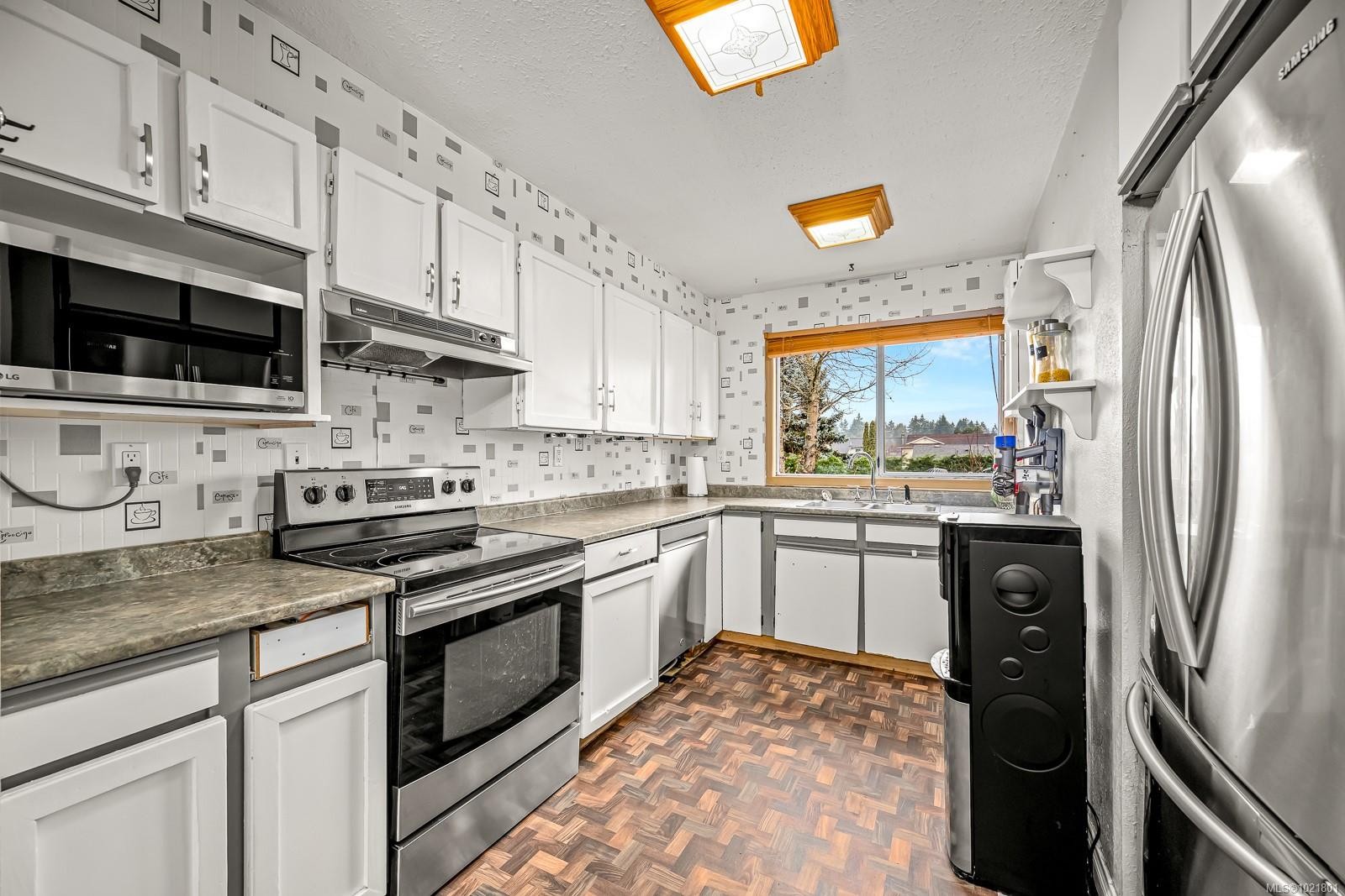 2316B Willemar Ave, Courtenay, BC - Indoor Photo Showing Kitchen