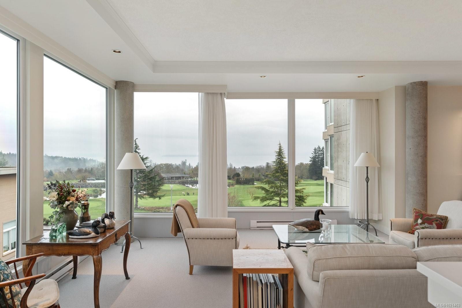 304-5350 Sayward Hill Cres, Saanich, BC - Indoor Photo Showing Living Room