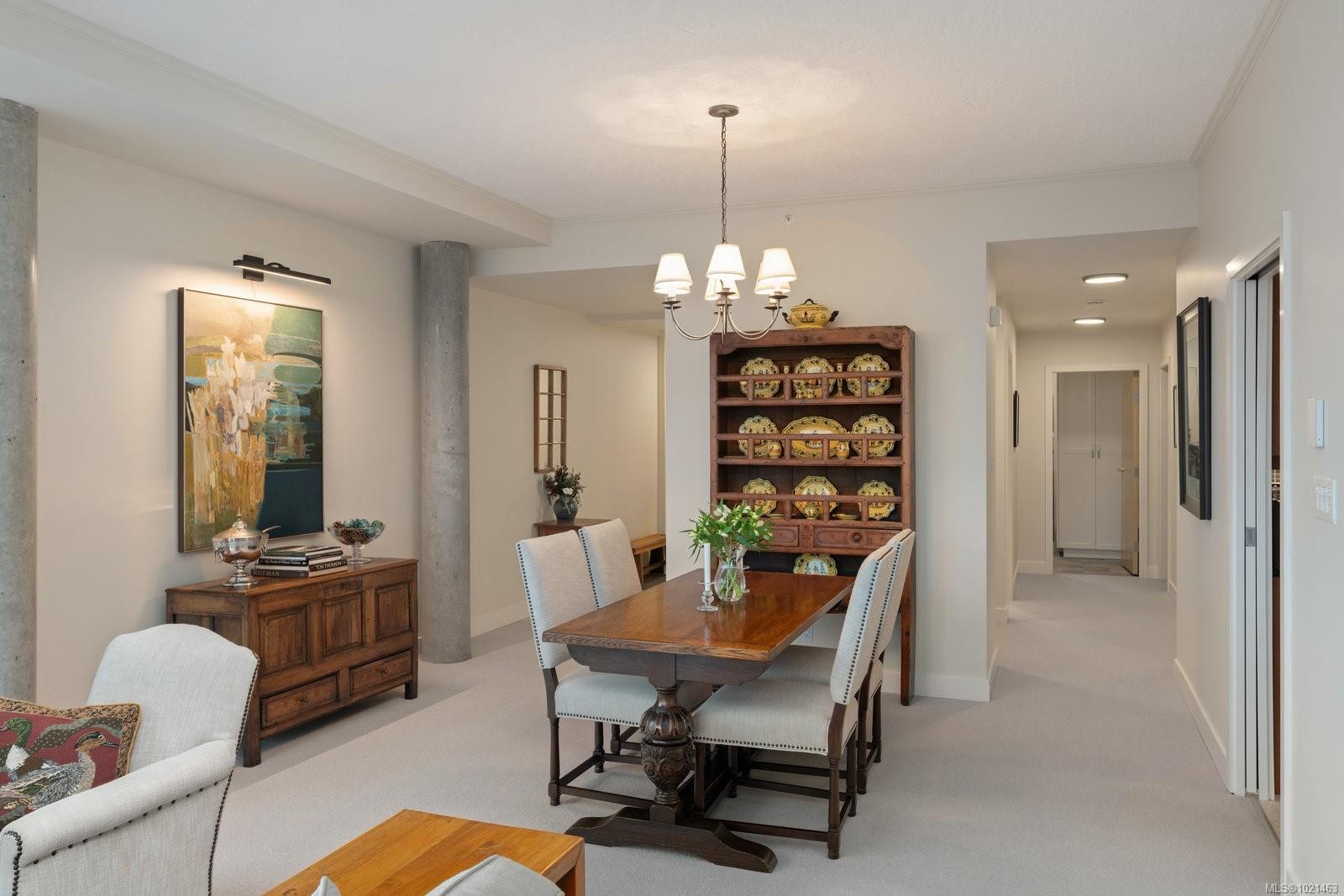 304-5350 Sayward Hill Cres, Saanich, BC - Indoor Photo Showing Dining Room