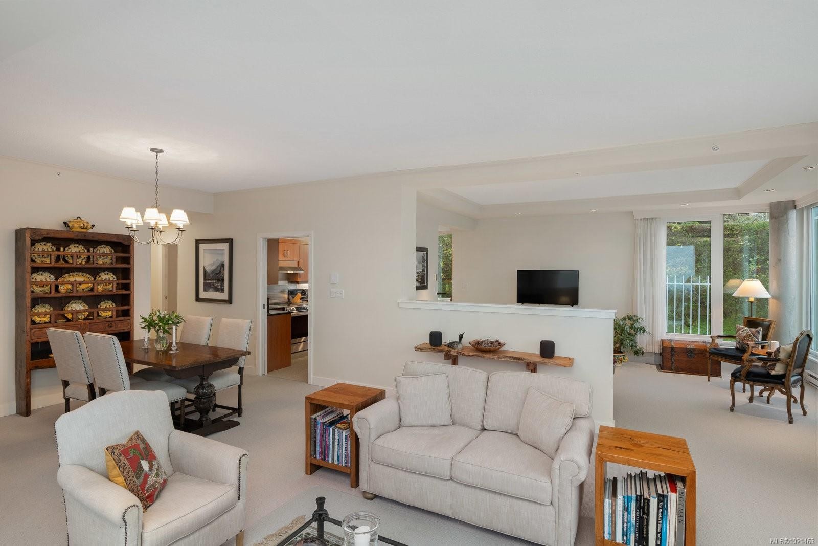 304-5350 Sayward Hill Cres, Saanich, BC - Indoor Photo Showing Living Room