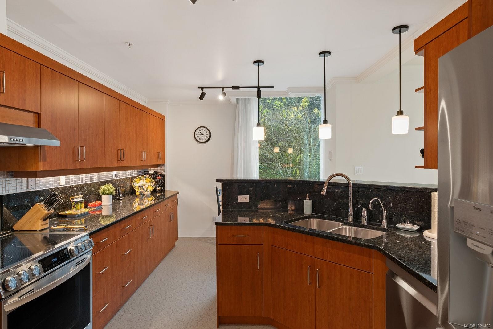 304-5350 Sayward Hill Cres, Saanich, BC - Indoor Photo Showing Kitchen With Double Sink