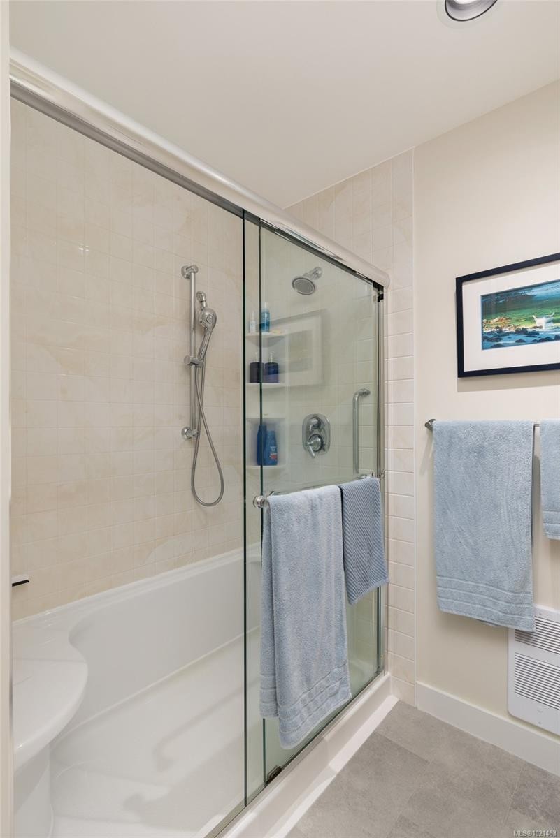 304-5350 Sayward Hill Cres, Saanich, BC - Indoor Photo Showing Bathroom