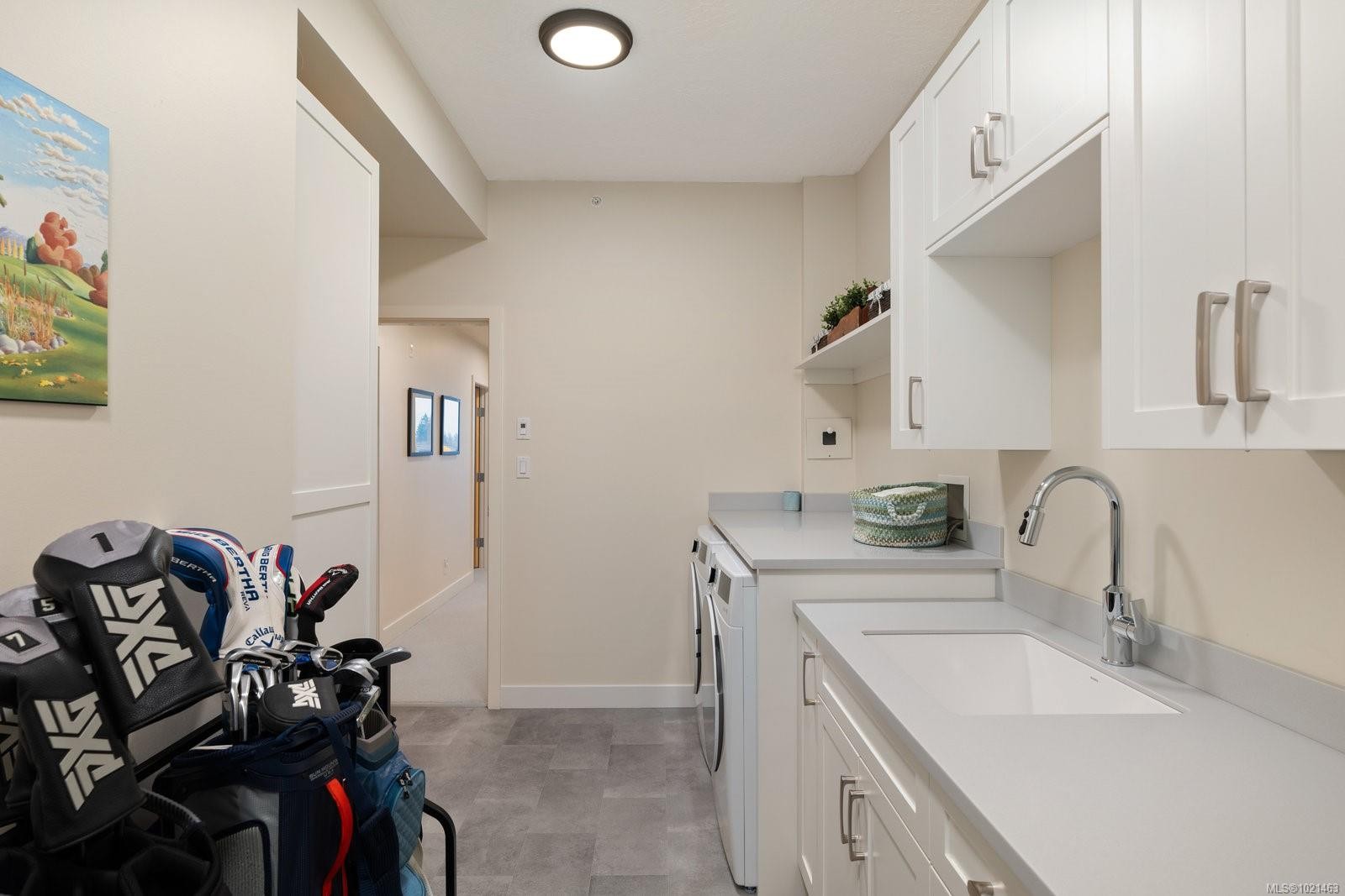 304-5350 Sayward Hill Cres, Saanich, BC - Indoor Photo Showing Laundry Room