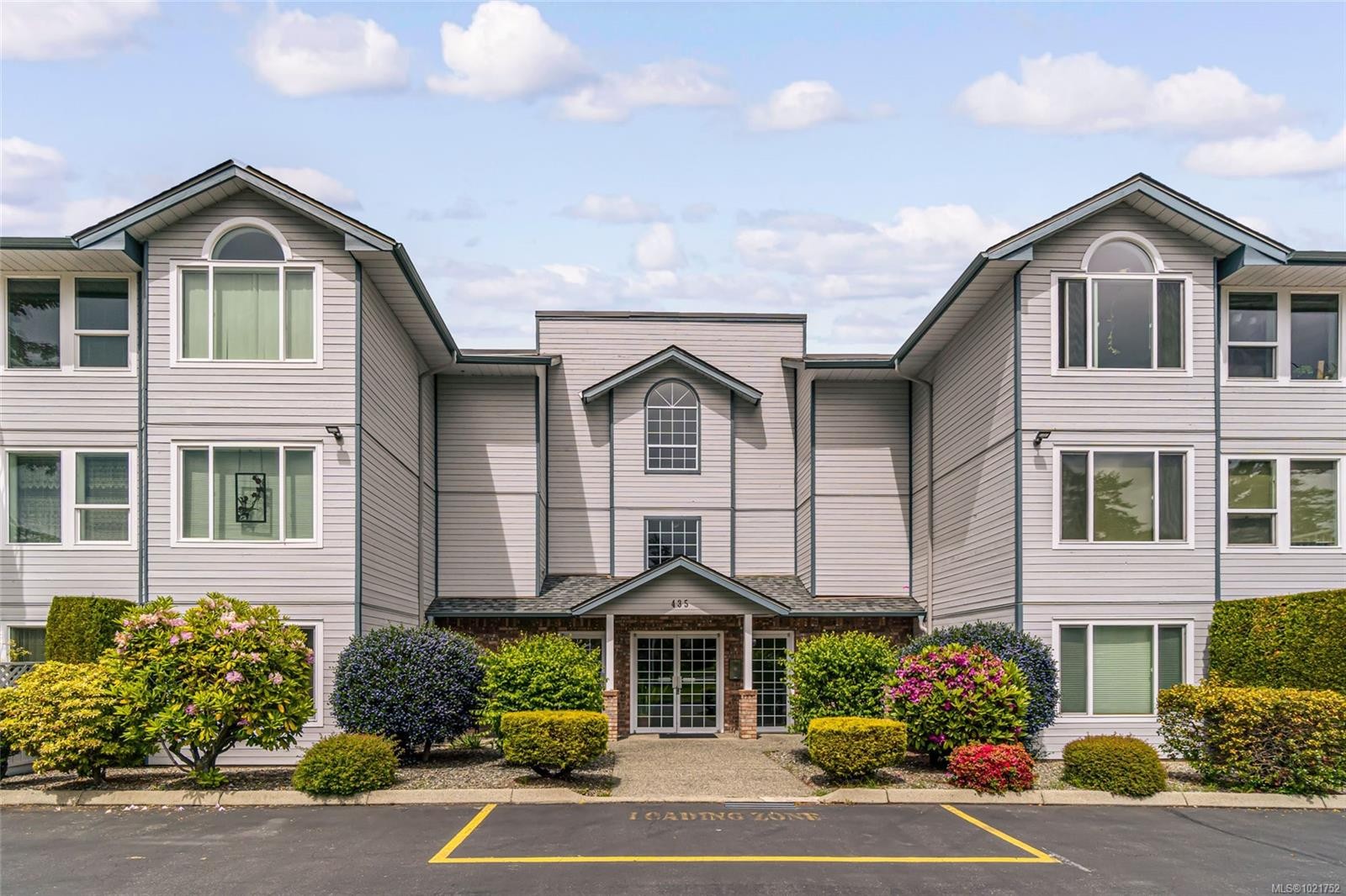 203-435 Morison Ave, Parksville, BC - Outdoor With Facade