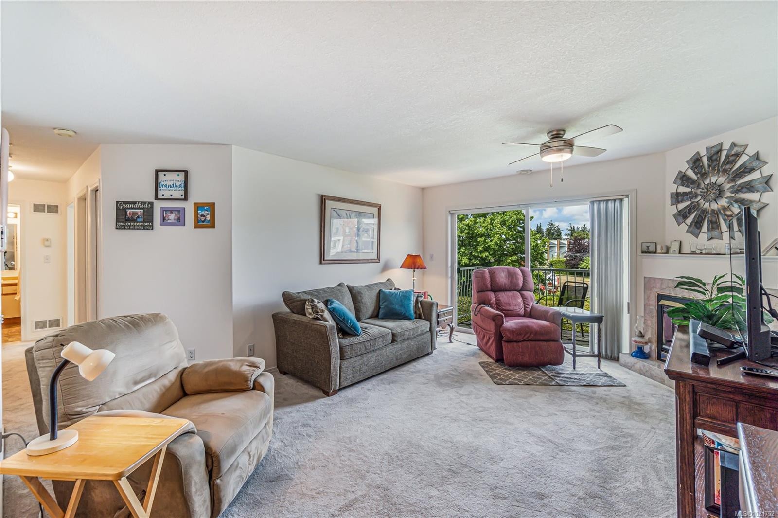 203-435 Morison Ave, Parksville, BC - Indoor Photo Showing Living Room With Fireplace