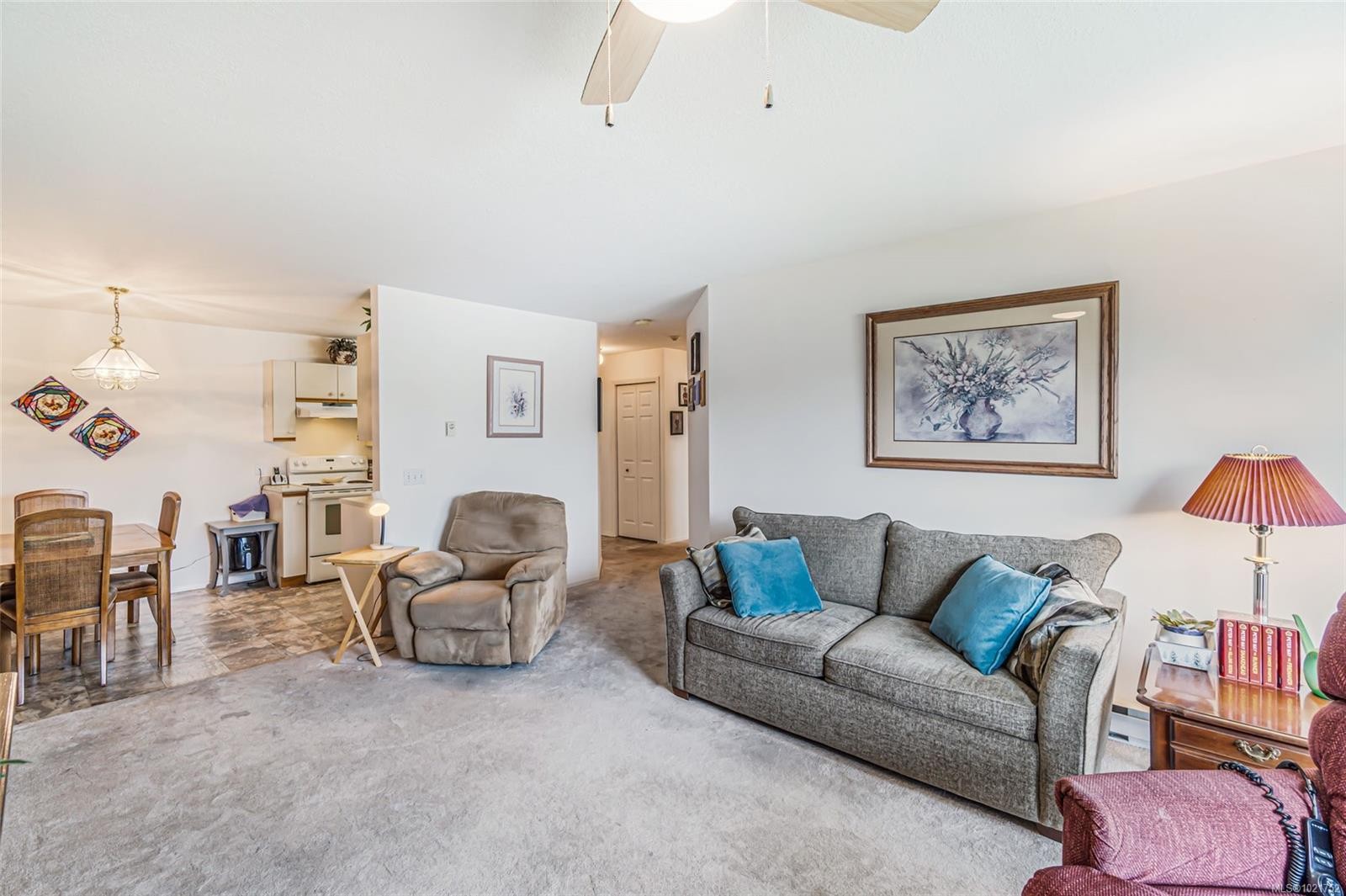 203-435 Morison Ave, Parksville, BC - Indoor Photo Showing Living Room