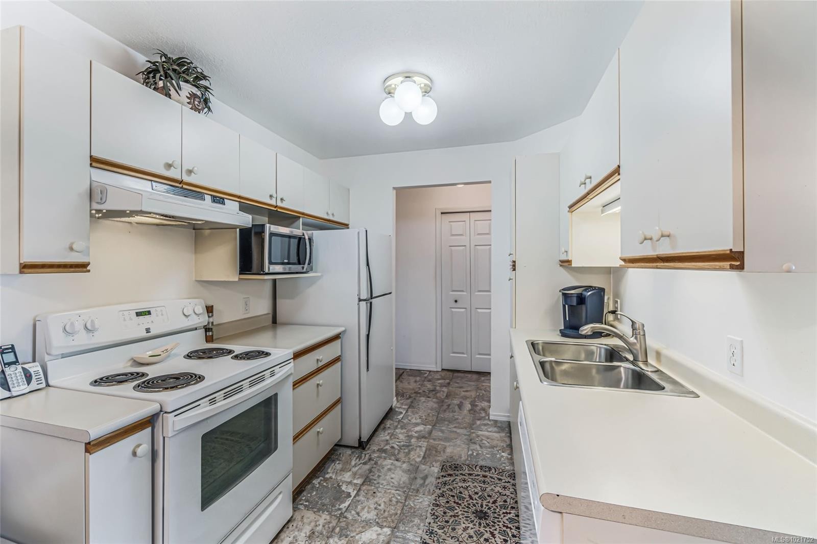 203-435 Morison Ave, Parksville, BC - Indoor Photo Showing Kitchen With Double Sink