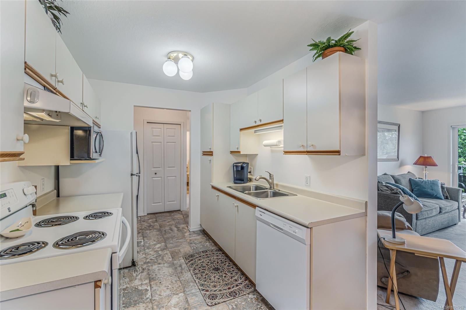 203-435 Morison Ave, Parksville, BC - Indoor Photo Showing Kitchen With Double Sink