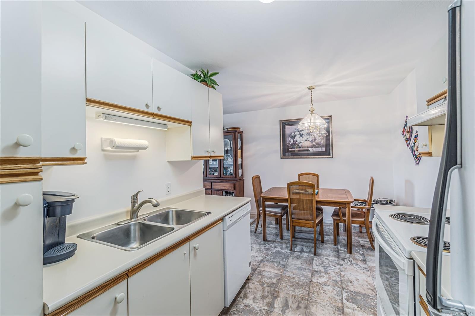 203-435 Morison Ave, Parksville, BC - Indoor Photo Showing Kitchen With Double Sink