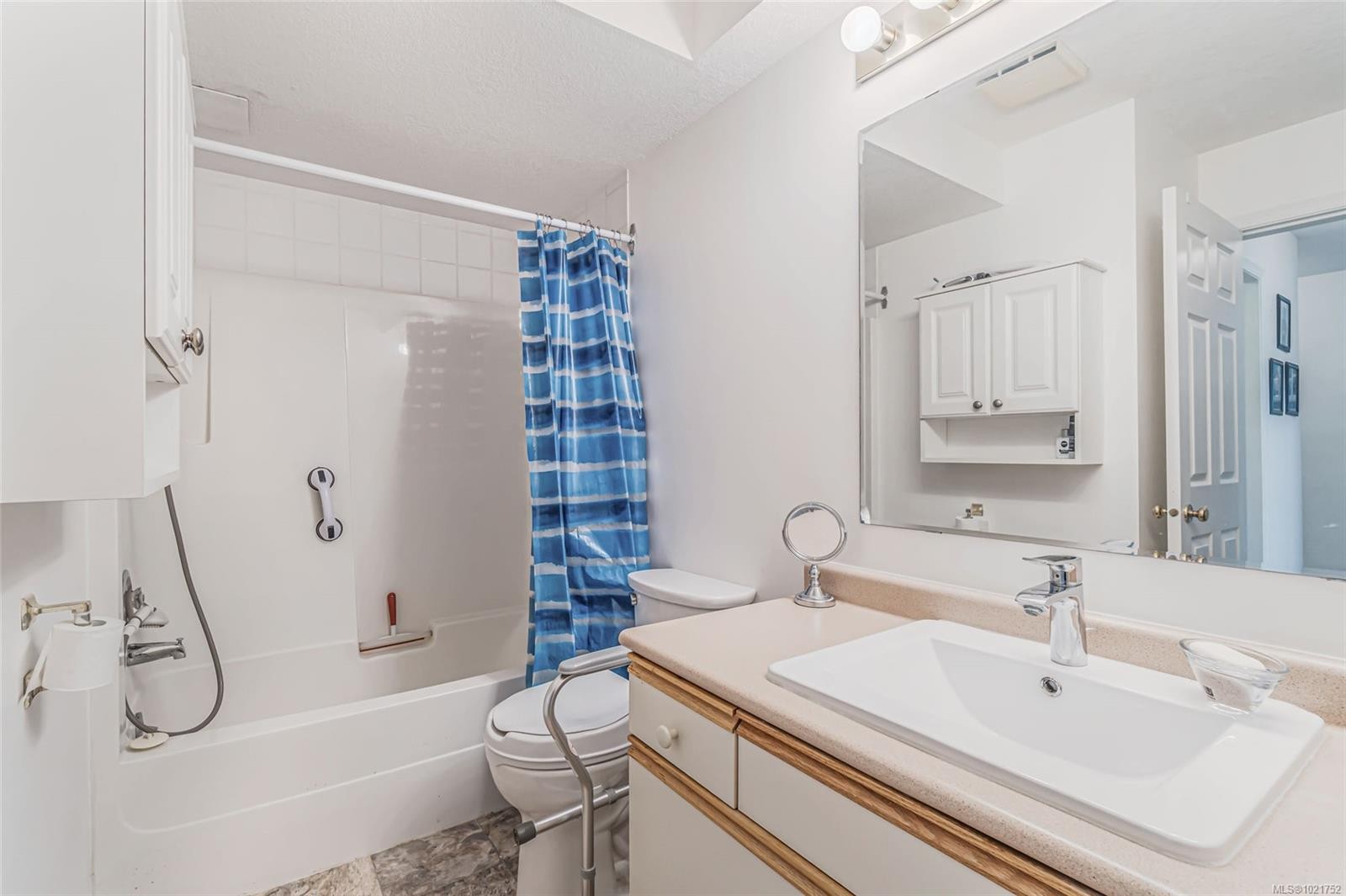 203-435 Morison Ave, Parksville, BC - Indoor Photo Showing Bathroom