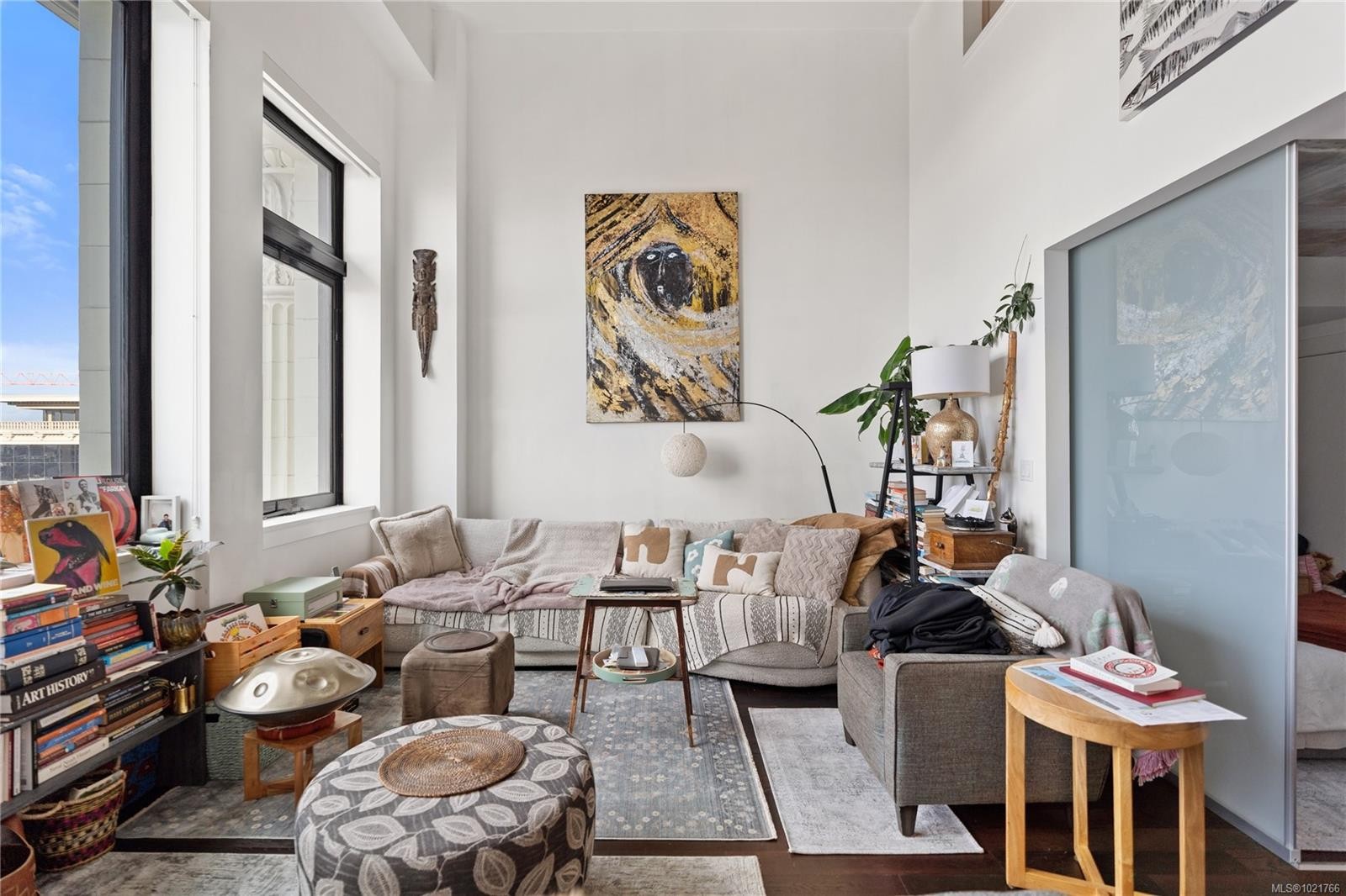 416-770 Fisgard St, Victoria, BC - Indoor Photo Showing Living Room