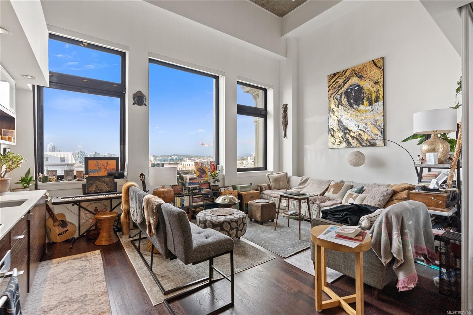 416-770 Fisgard St, Victoria, BC - Indoor Photo Showing Living Room