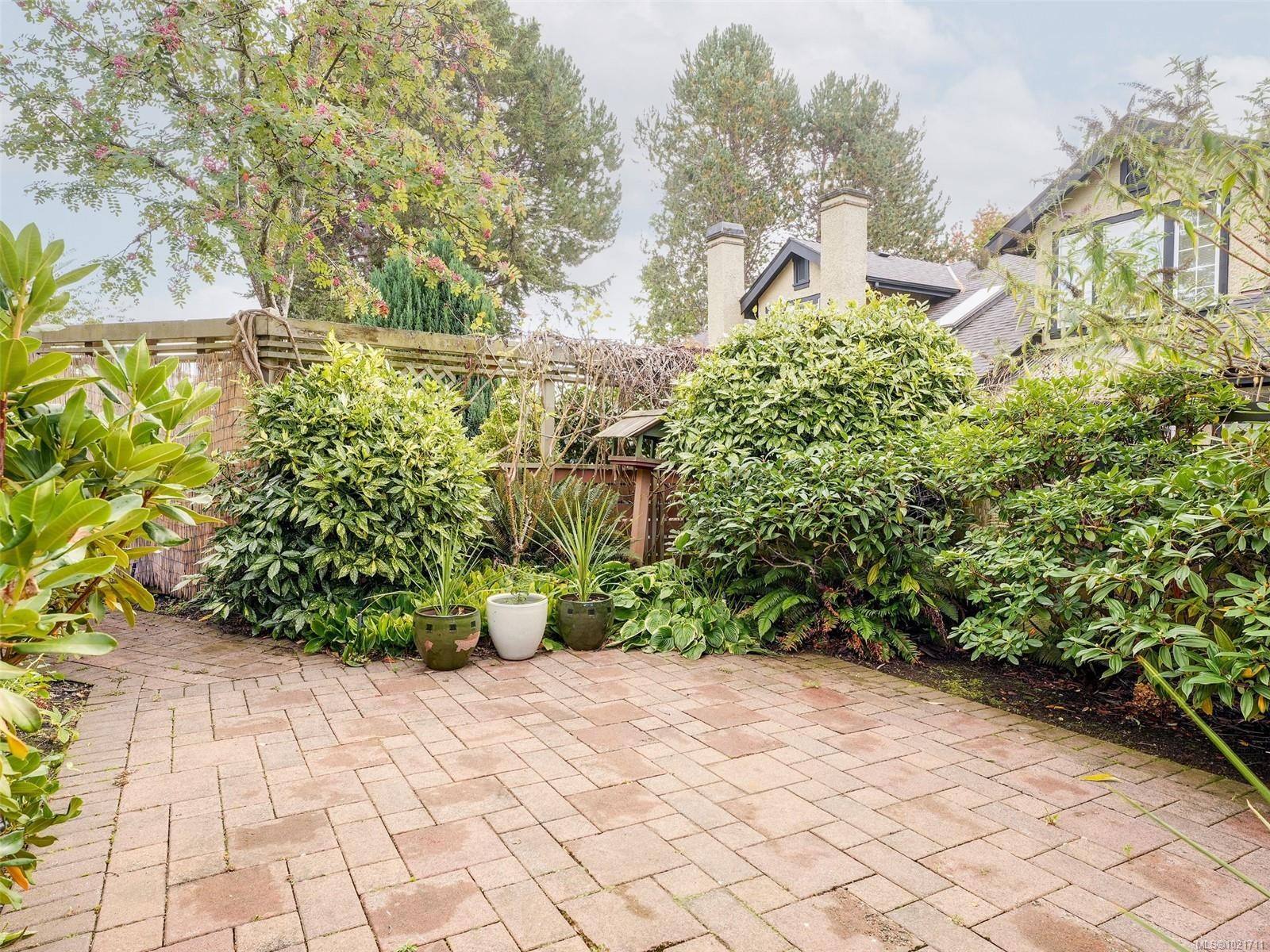 1-2573 Kilgary Pl, Saanich, BC