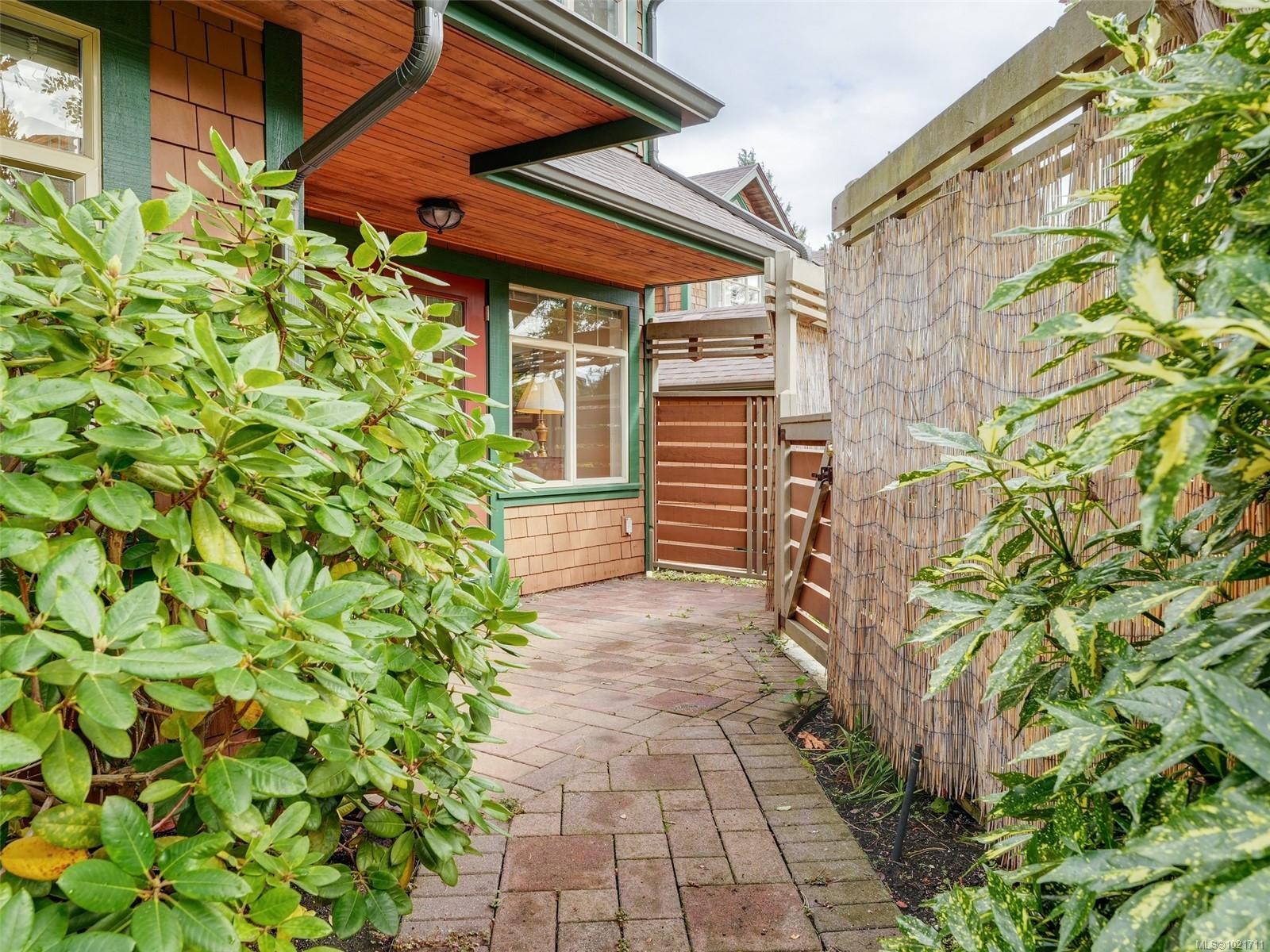 1-2573 Kilgary Pl, Saanich, BC