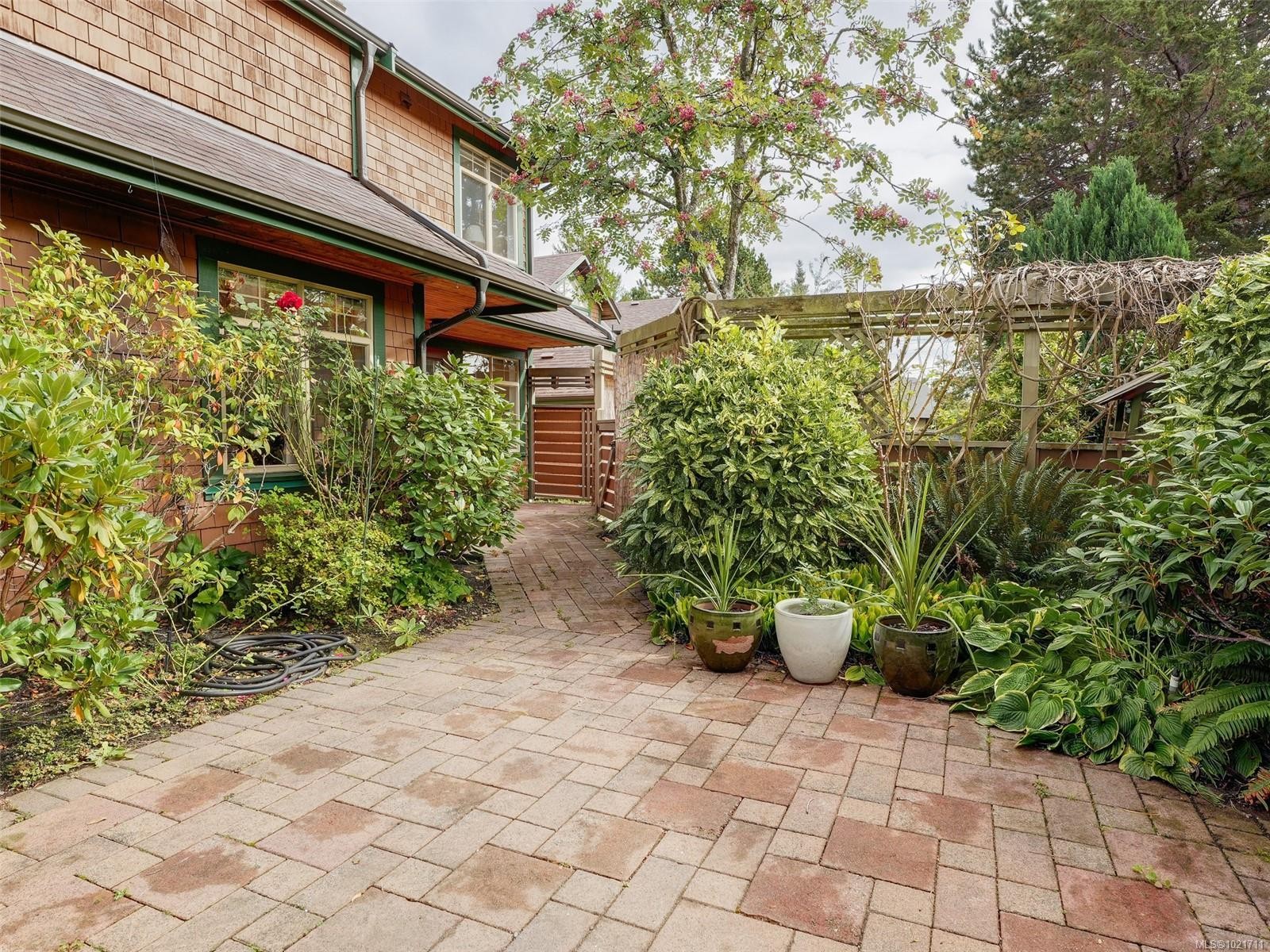 1-2573 Kilgary Pl, Saanich, BC