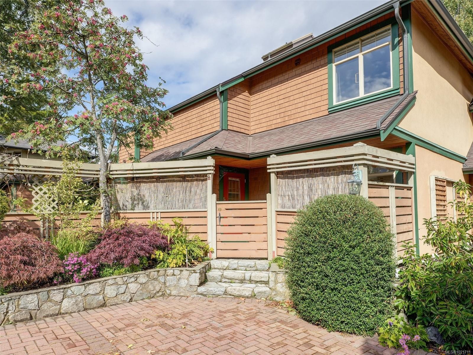 1-2573 Kilgary Pl, Saanich, BC