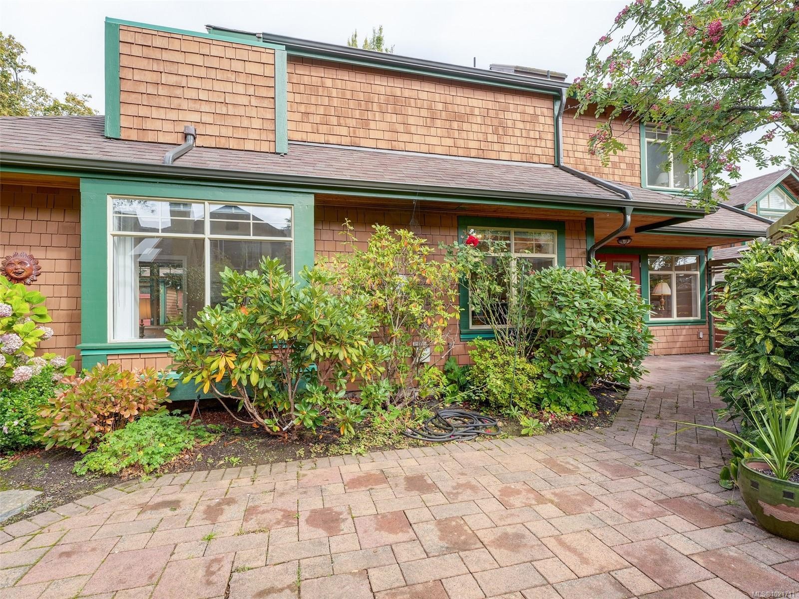 1-2573 Kilgary Pl, Saanich, BC