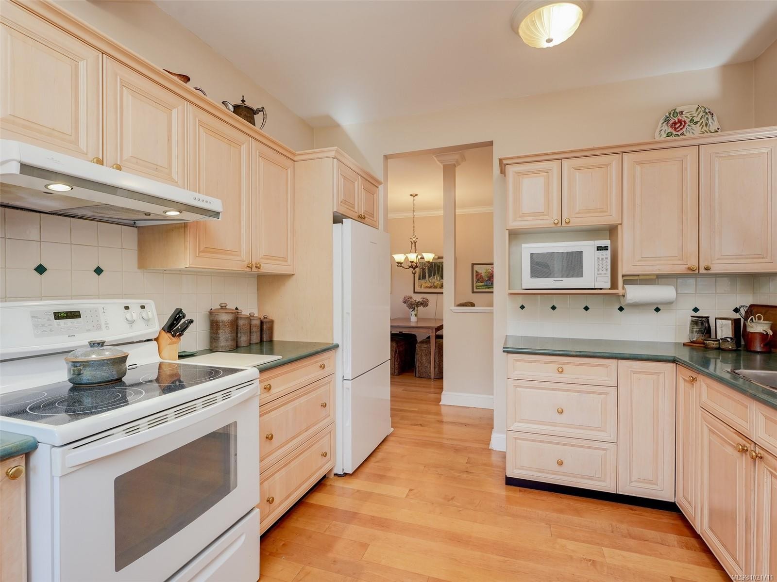 1-2573 Kilgary Pl, Saanich, BC