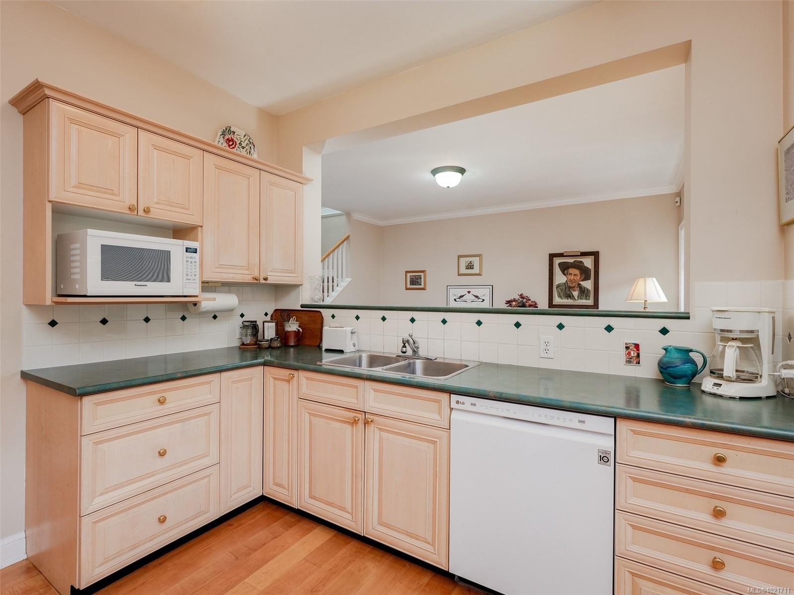 1-2573 Kilgary Pl, Saanich, BC