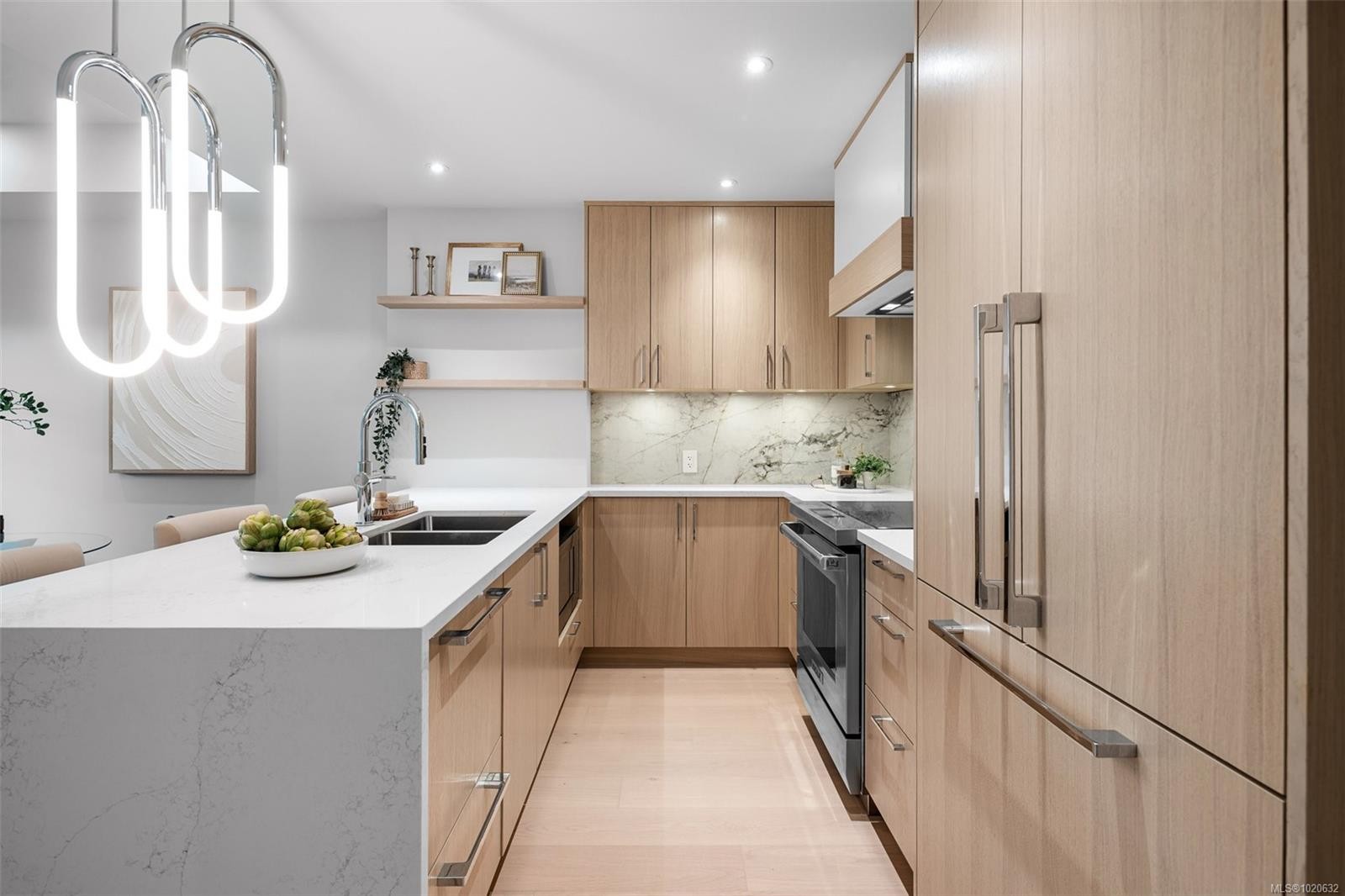 204-5229 Cordova Bay Rd, Saanich, BC - Indoor Photo Showing Kitchen With Double Sink With Upgraded Kitchen