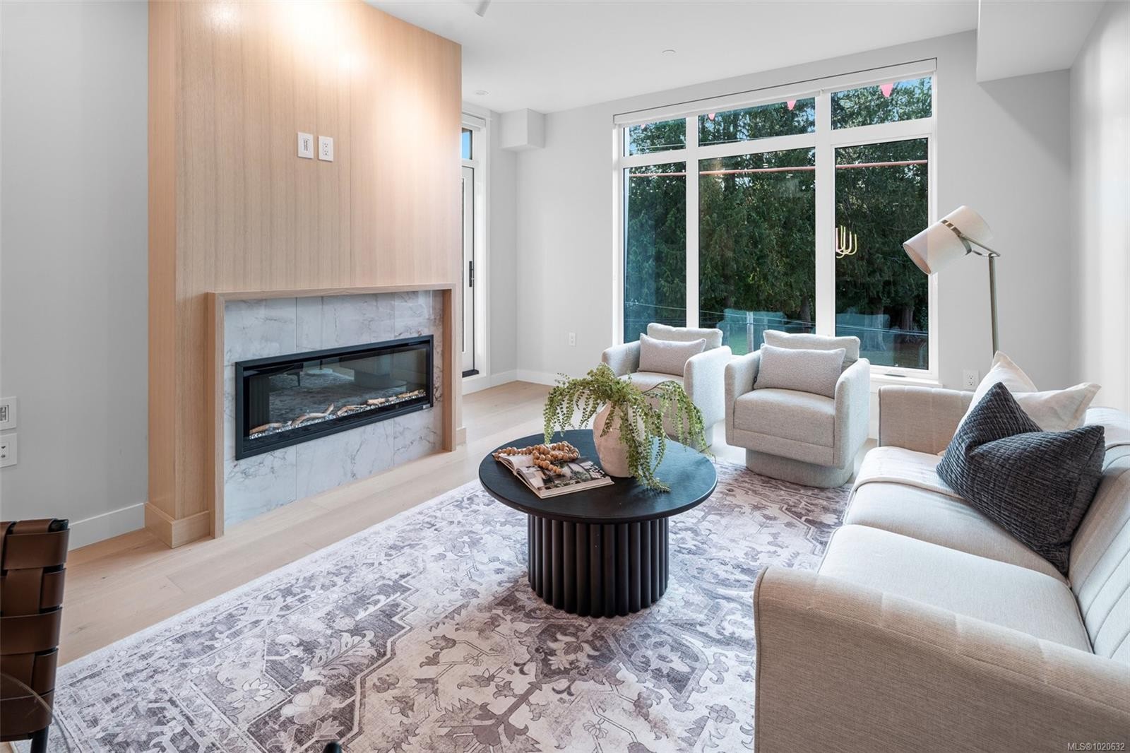 204-5229 Cordova Bay Rd, Saanich, BC - Indoor Photo Showing Living Room With Fireplace