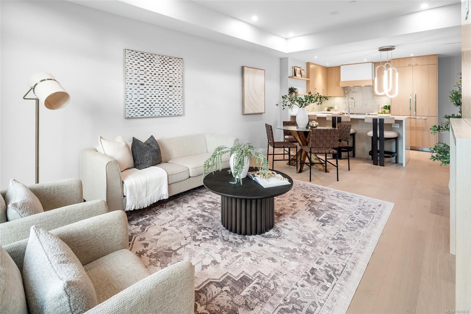 204-5229 Cordova Bay Rd, Saanich, BC - Indoor Photo Showing Living Room