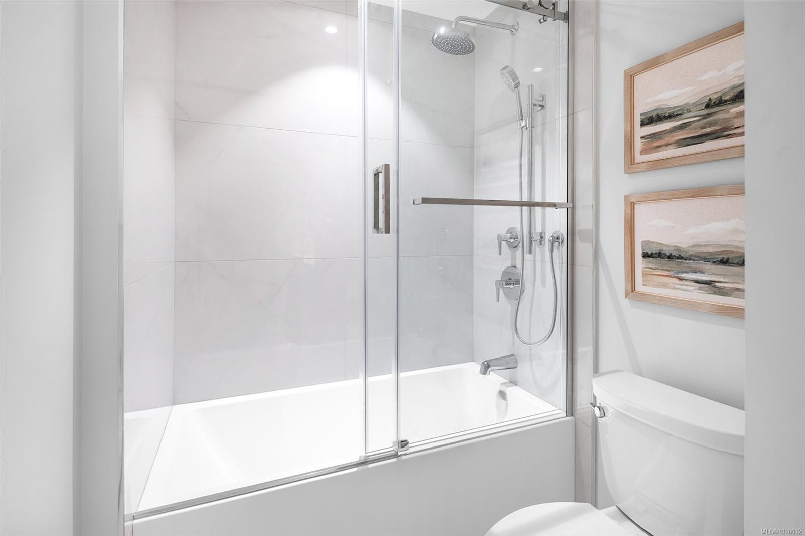 204-5229 Cordova Bay Rd, Saanich, BC - Indoor Photo Showing Bathroom