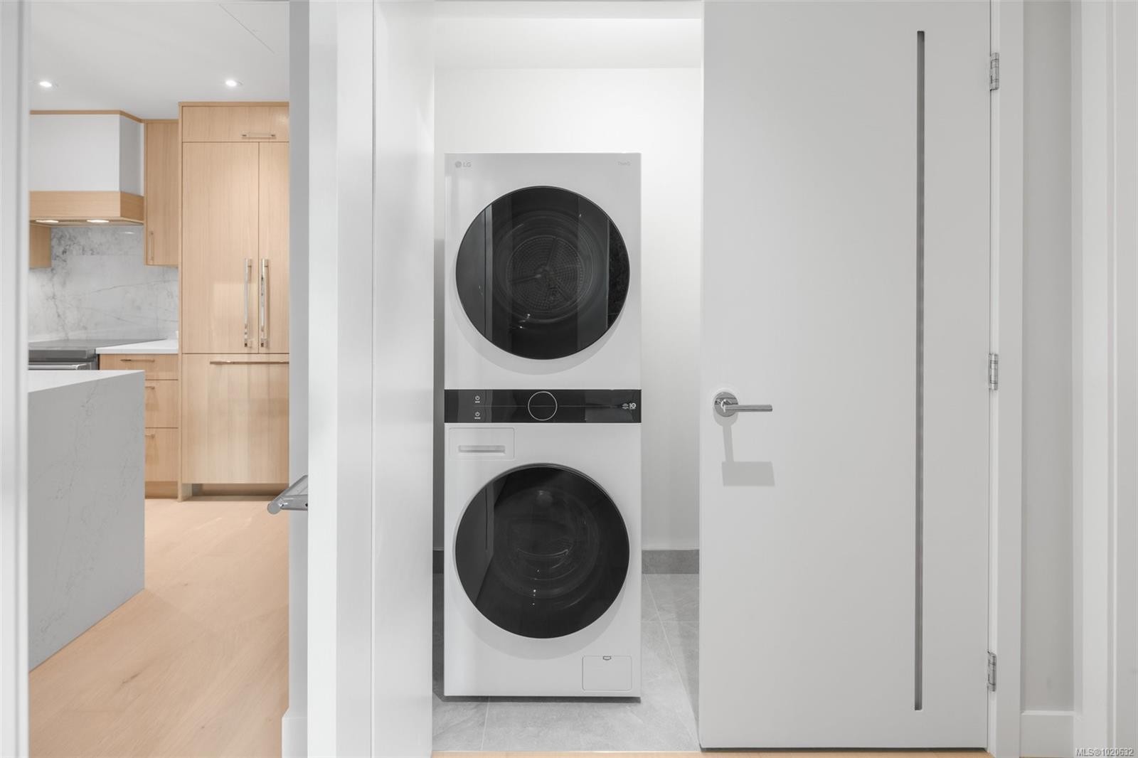 204-5229 Cordova Bay Rd, Saanich, BC - Indoor Photo Showing Laundry Room