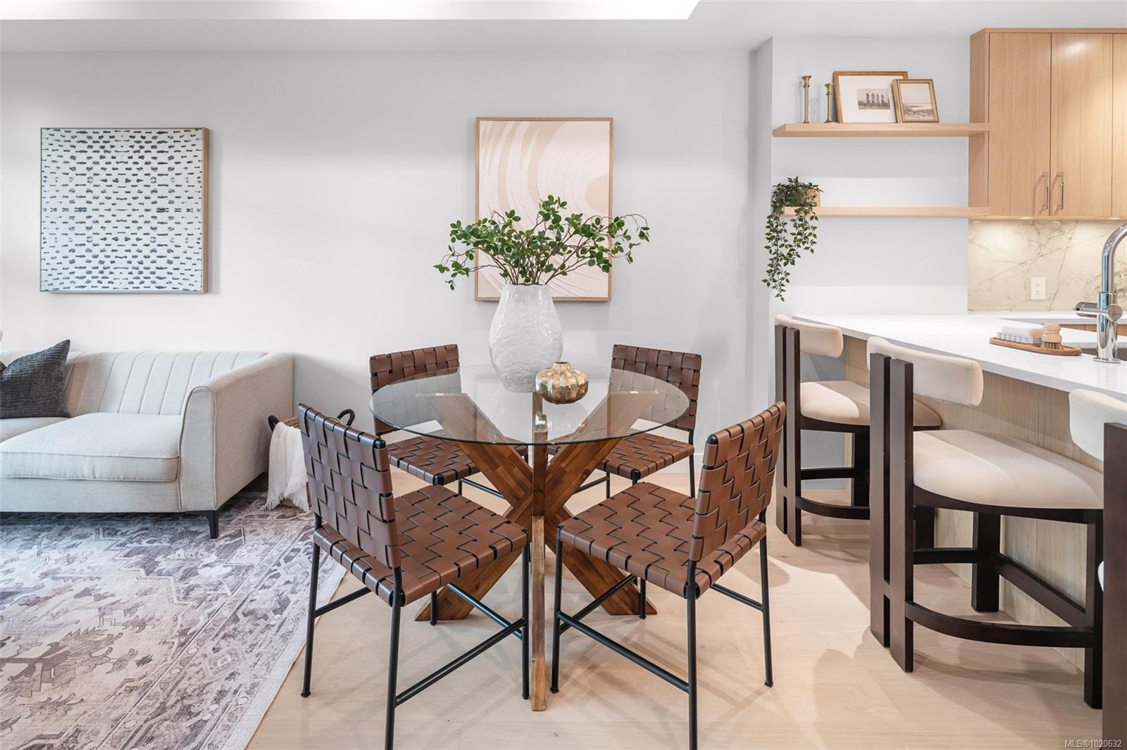 204-5229 Cordova Bay Rd, Saanich, BC - Indoor Photo Showing Dining Room