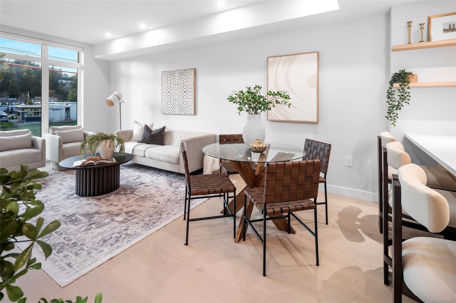 204-5229 Cordova Bay Rd, Saanich, BC - Indoor Photo Showing Living Room