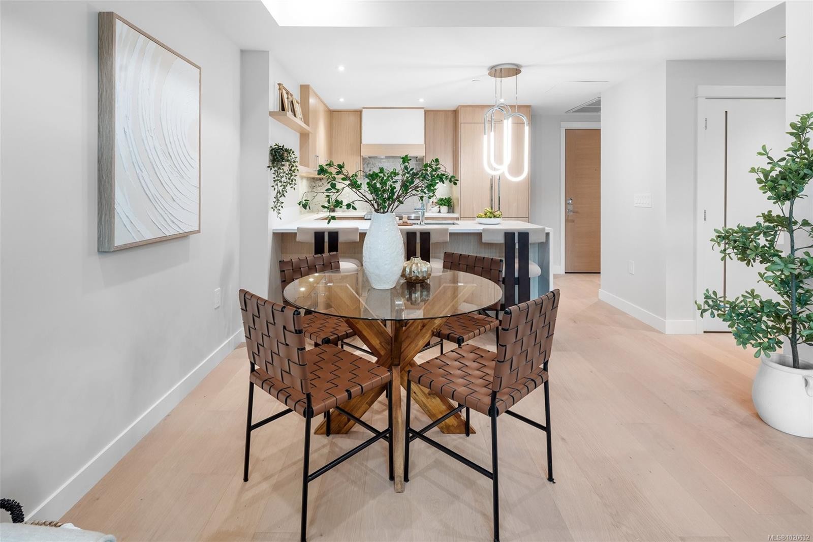 204-5229 Cordova Bay Rd, Saanich, BC - Indoor Photo Showing Dining Room