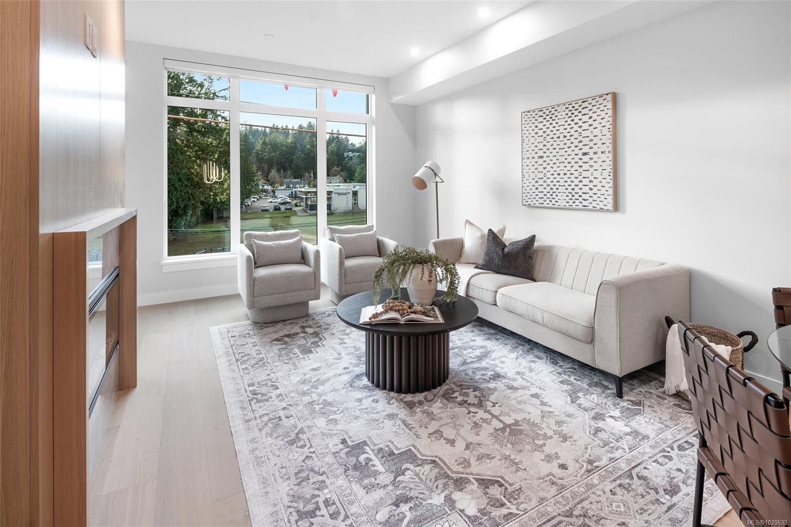 204-5229 Cordova Bay Rd, Saanich, BC - Indoor Photo Showing Living Room