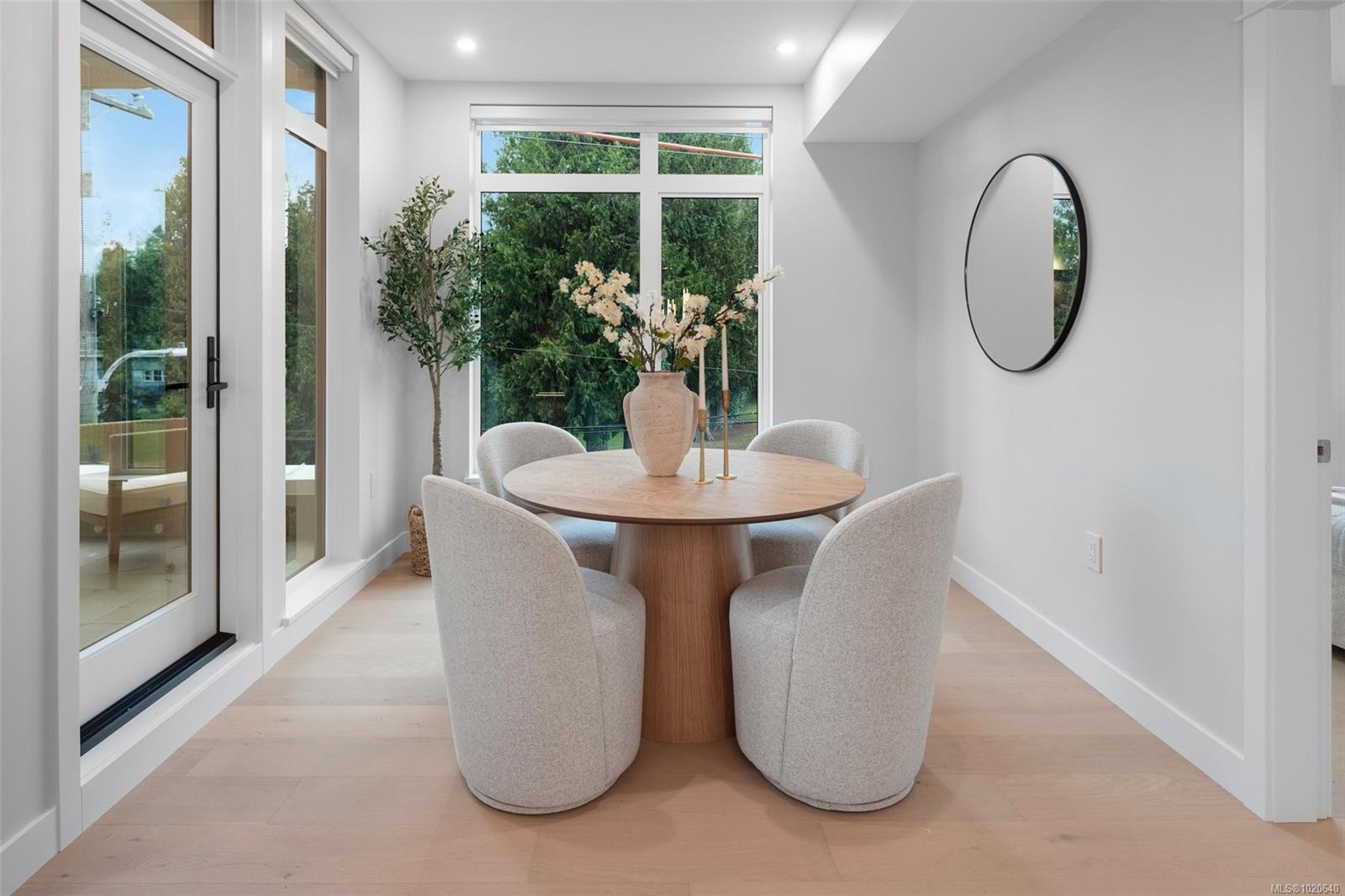 303-5229 Cordova Bay Rd, Saanich, BC