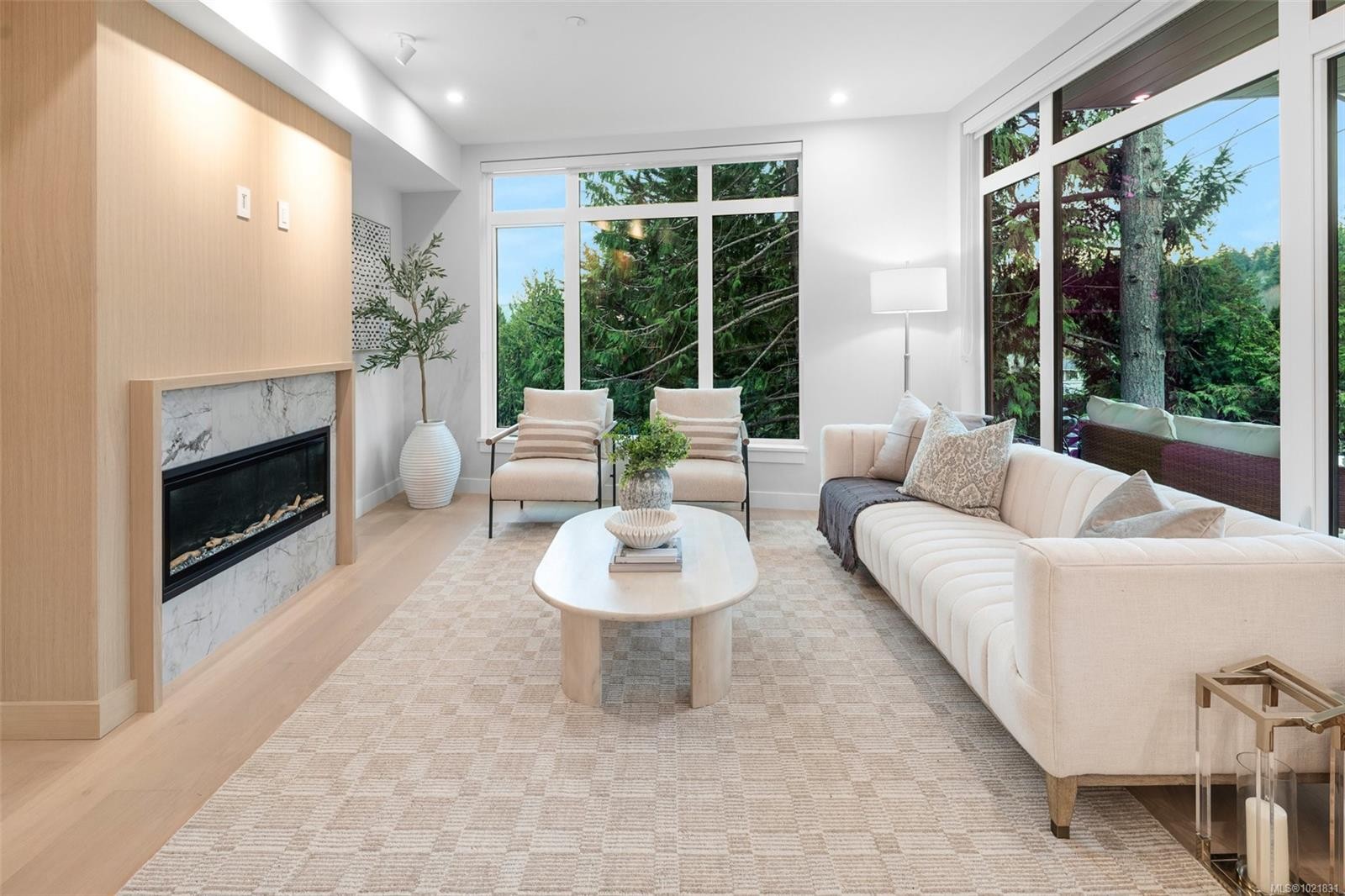 206-5229 Cordova Bay Rd, Saanich, BC - Indoor Photo Showing Living Room With Fireplace