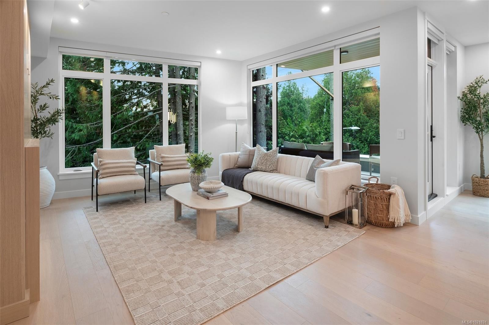 206-5229 Cordova Bay Rd, Saanich, BC - Indoor Photo Showing Living Room