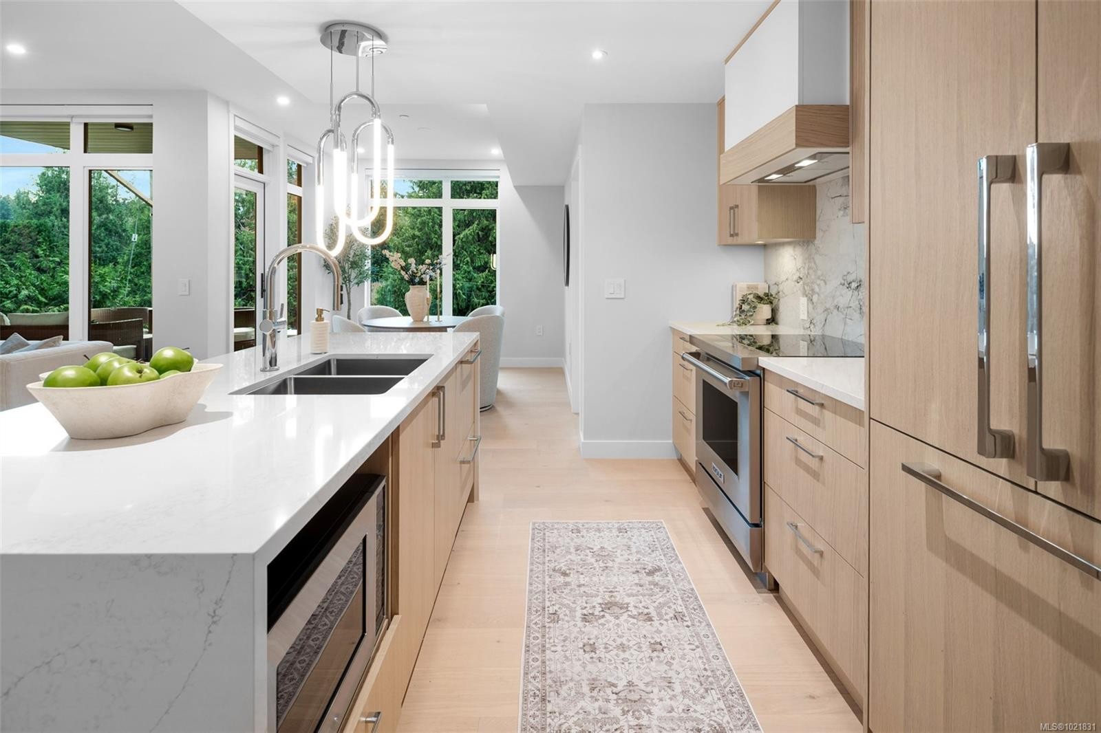 206-5229 Cordova Bay Rd, Saanich, BC - Indoor Photo Showing Kitchen With Double Sink With Upgraded Kitchen