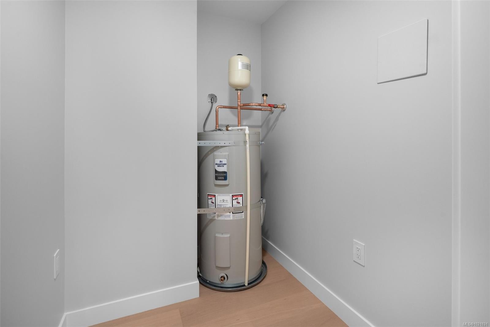 206-5229 Cordova Bay Rd, Saanich, BC - Indoor Photo Showing Laundry Room